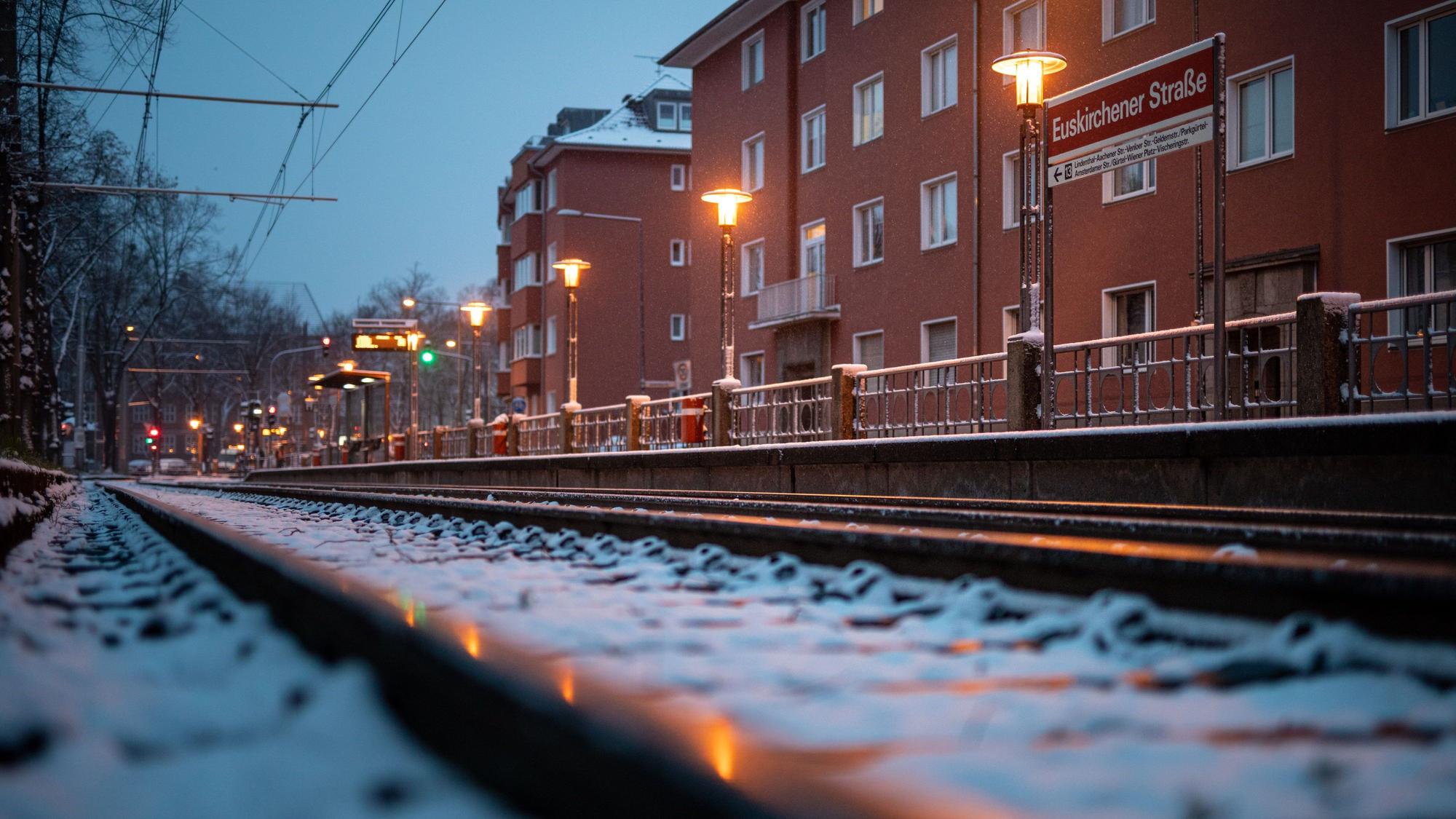 Schnee liegt auf den Gleisen der Kölner Verkehrsbetriebe (KVB) an der Haltestelle „Euskirchener Straße“.