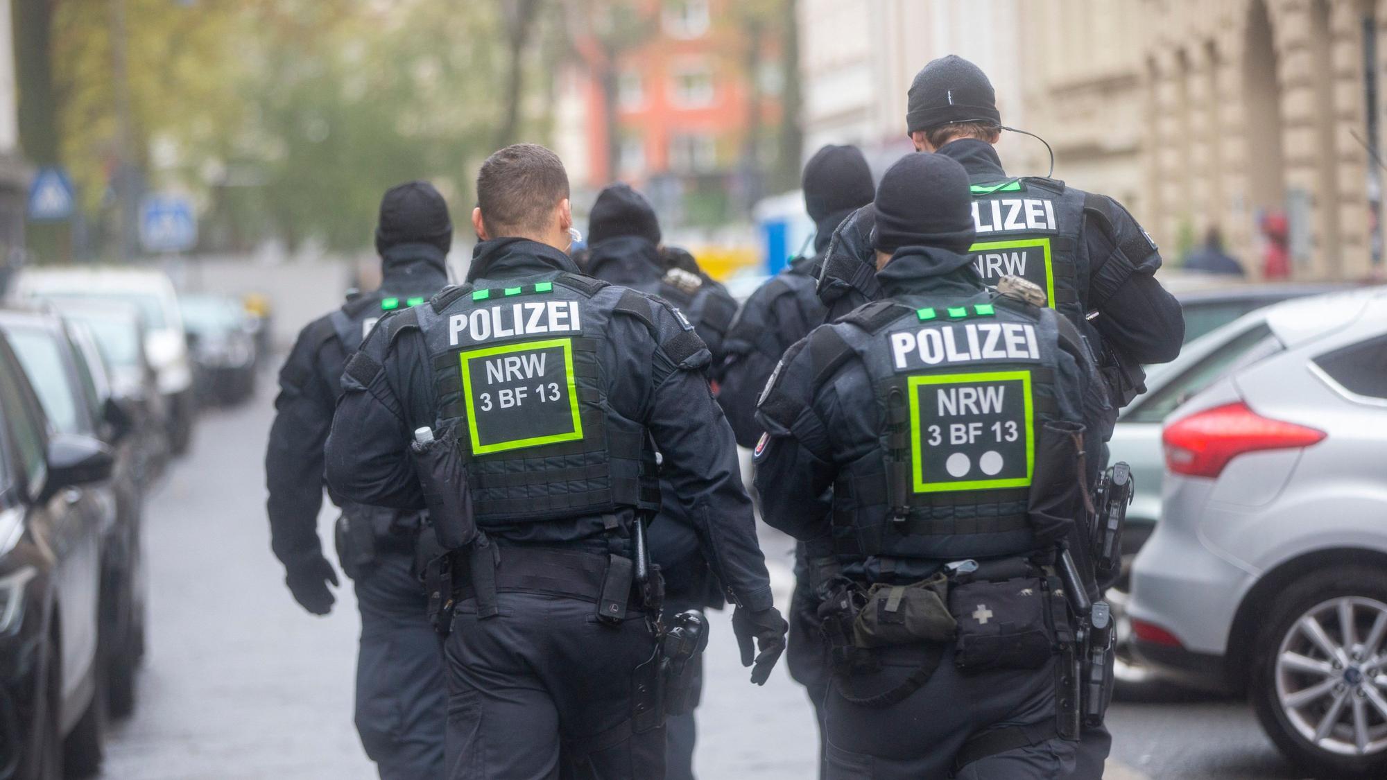 Polizisten gehen über eine Straße