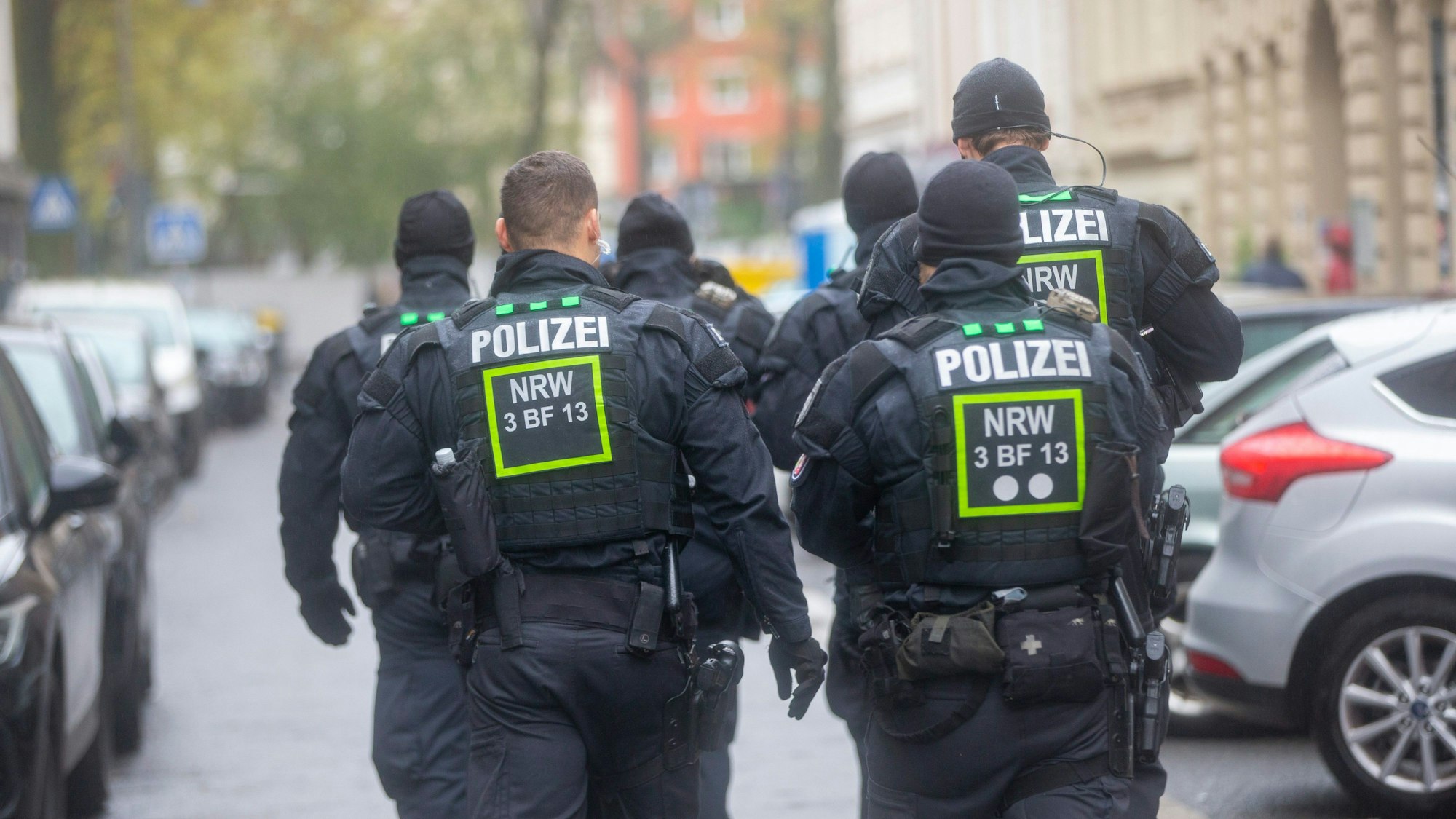 Polizisten gehen über eine Straße