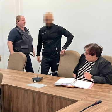 Der Angeklagte mit einem Wachtmeister und Verteidigerin Karin Bölter kurz vor der Urteilsverkündung im Landgericht