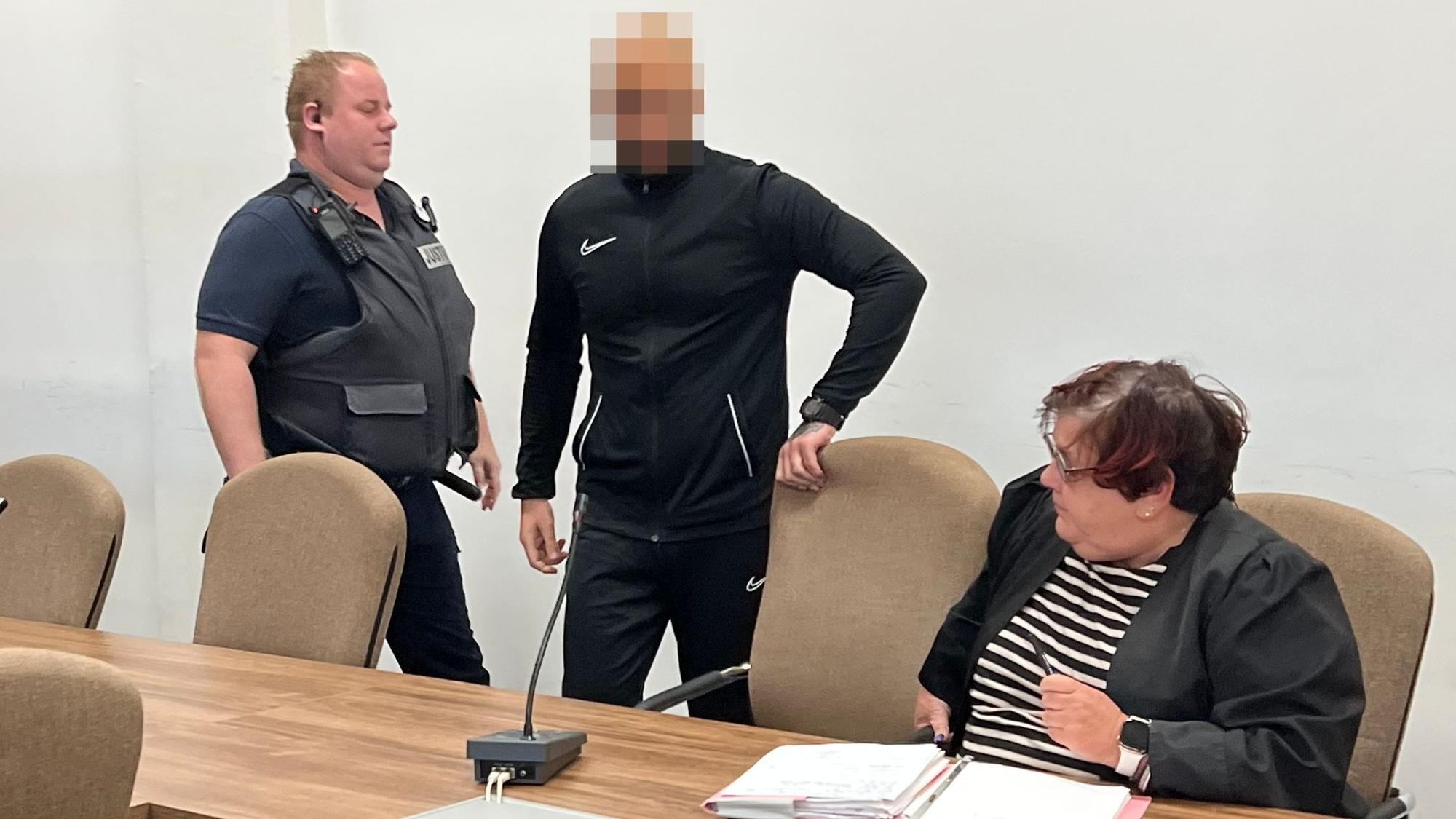 Der Angeklagte mit einem Wachtmeister und Verteidigerin Karin Bölter kurz vor der Urteilsverkündung im Landgericht