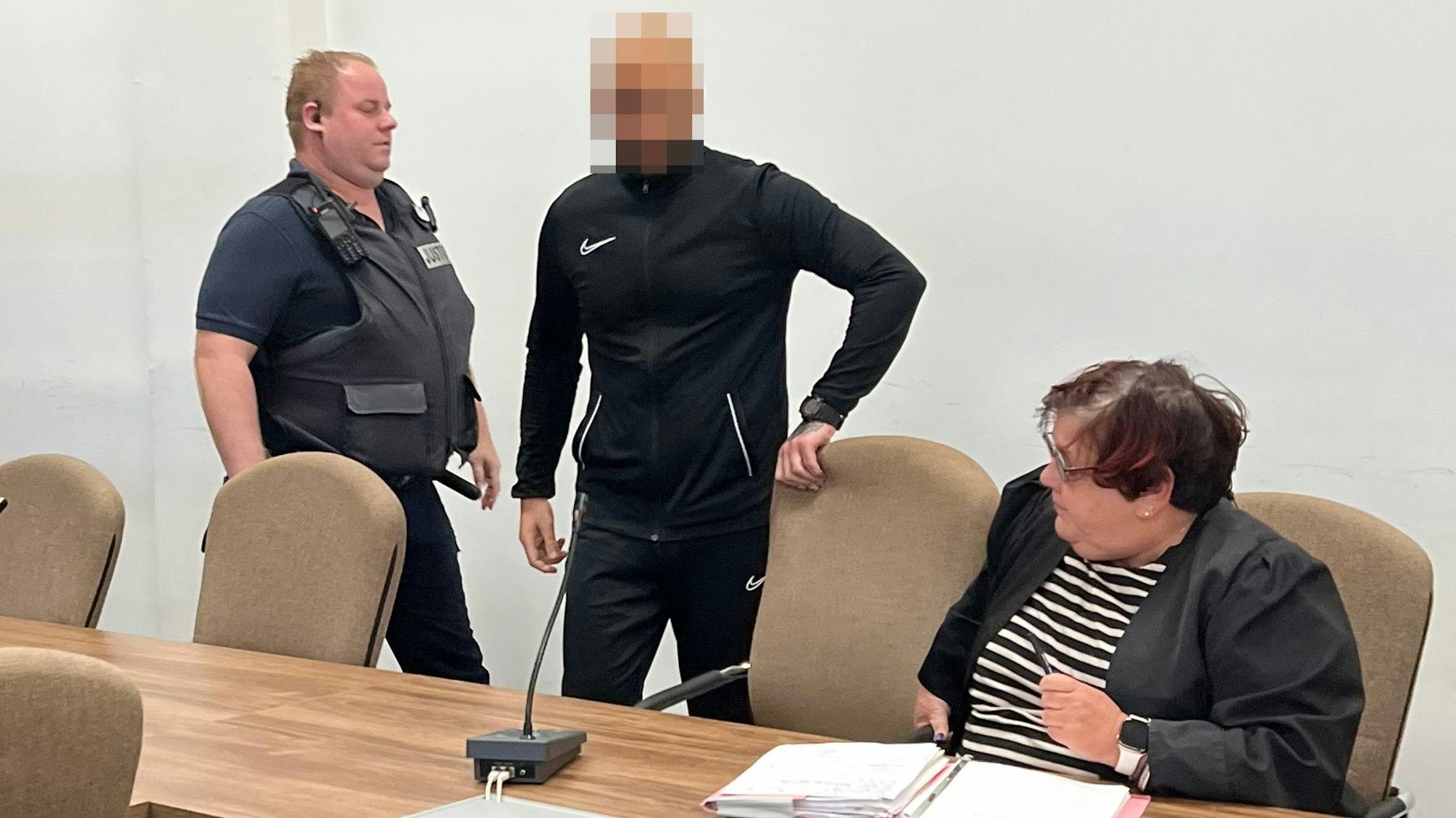 Der Angeklagte mit einem Wachtmeister und Verteidigerin Karin Bölter kurz vor der Urteilsverkündung im Landgericht