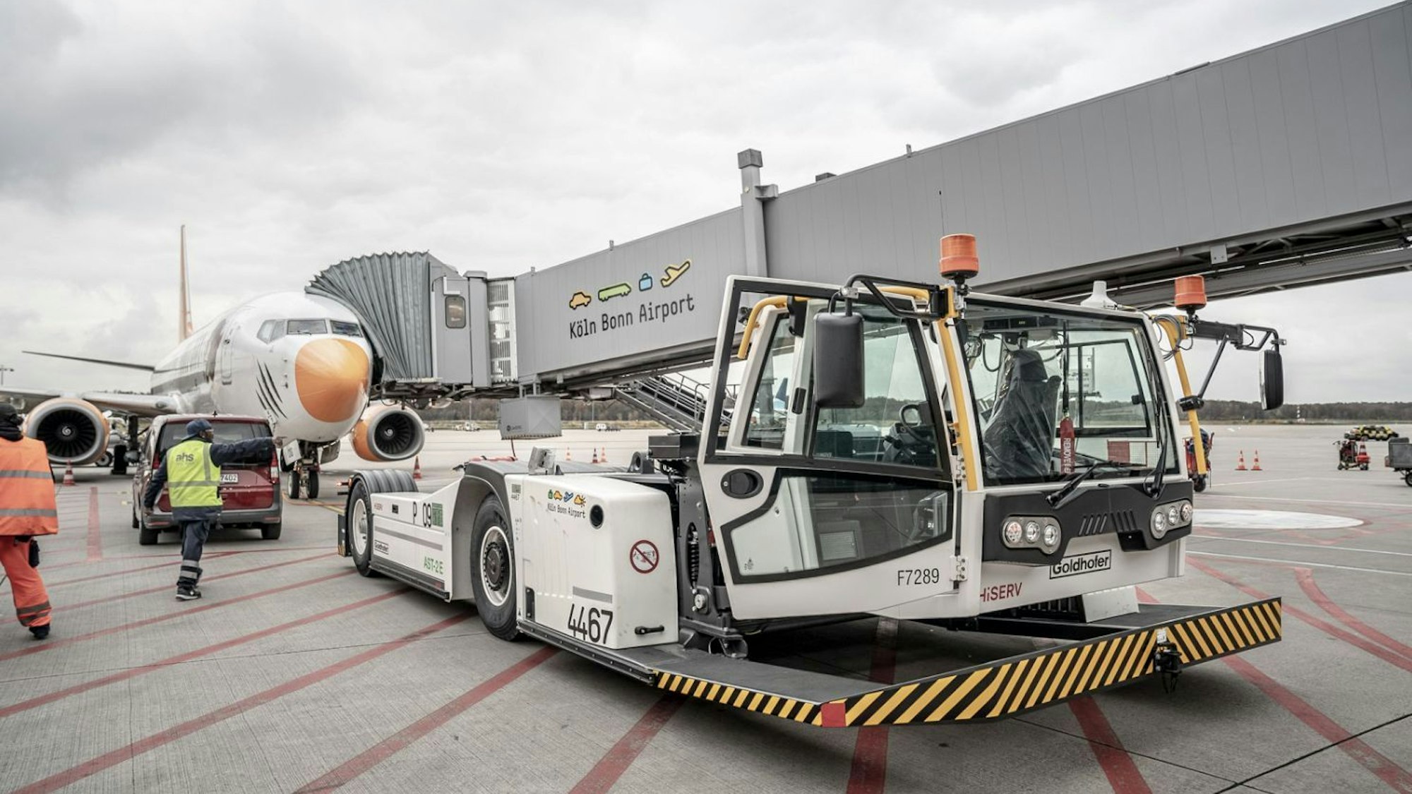Zu sehen ist ein E-Flugzeugschlepper, den der Flughafen Köln/Bonn jetzt auf dem Vorfeld einsetzt.