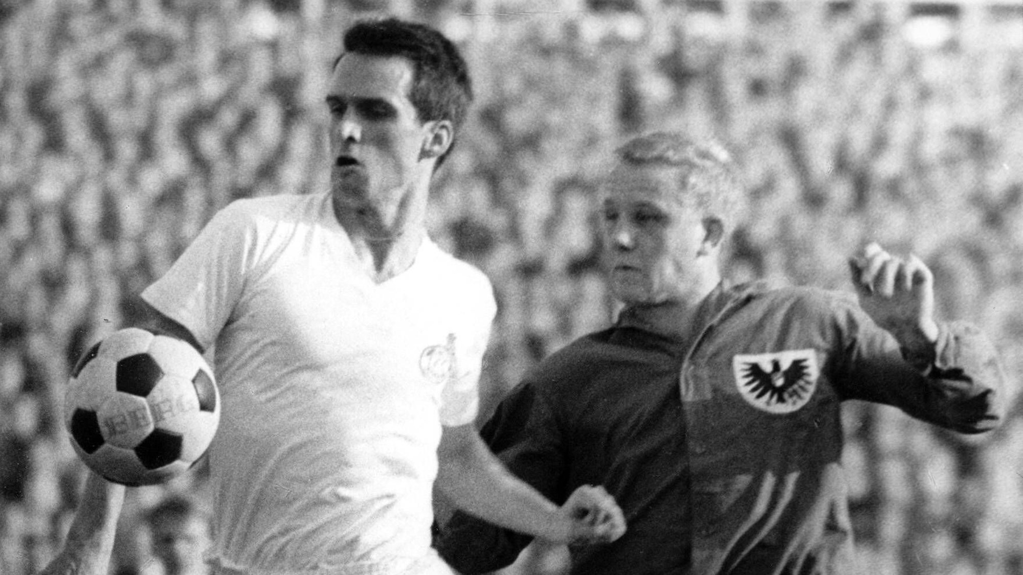 1. FC Köln - Preußen Münster: Wolfgang Overath (li., Köln) setzt sich gegen Dagmar Drewes (Münster) durch
1 FC Cologne Prussia Muenster Wolfgang Overath left Cologne sets to against Dagmar Drewes Muenster through