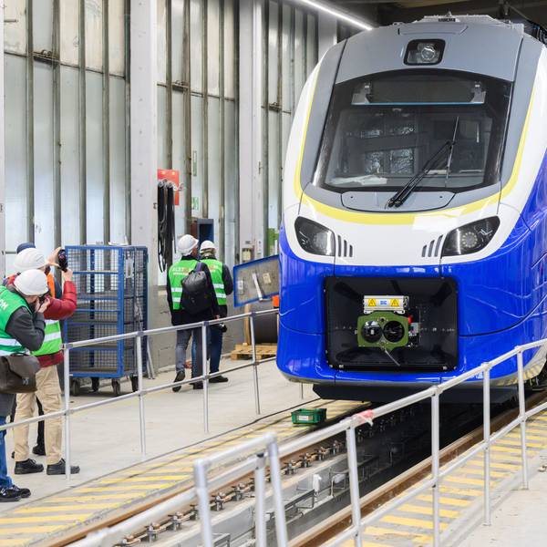 Zu sehen ist ein Zug in einer Produktionshalle des Zugherstellers Alstom. (Symbolfoto)