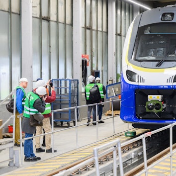 Zu sehen ist ein Zug in einer Produktionshalle des Zugherstellers Alstom. (Symbolfoto)