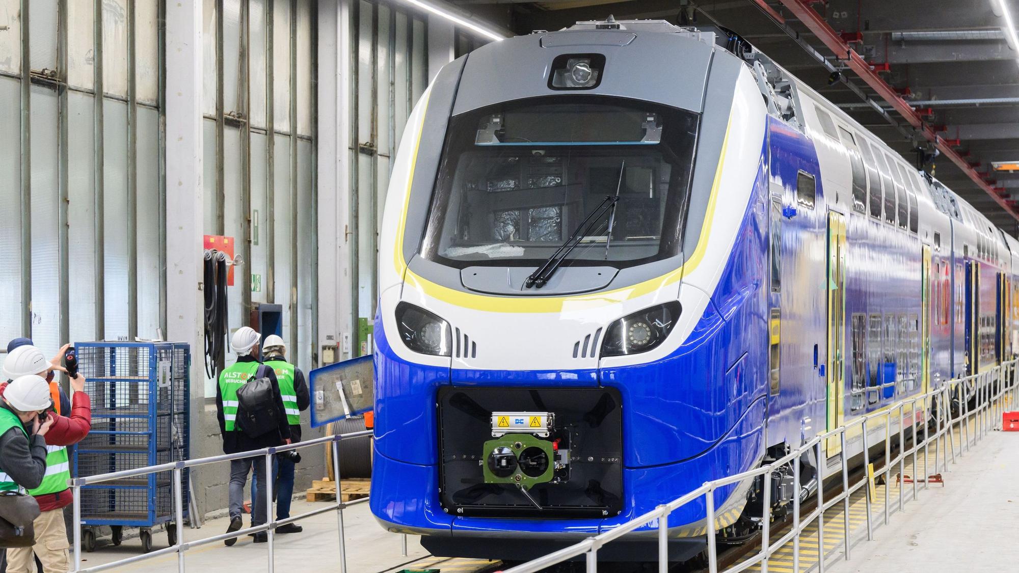 Zu sehen ist ein Zug in einer Produktionshalle des Zugherstellers Alstom. (Symbolfoto)