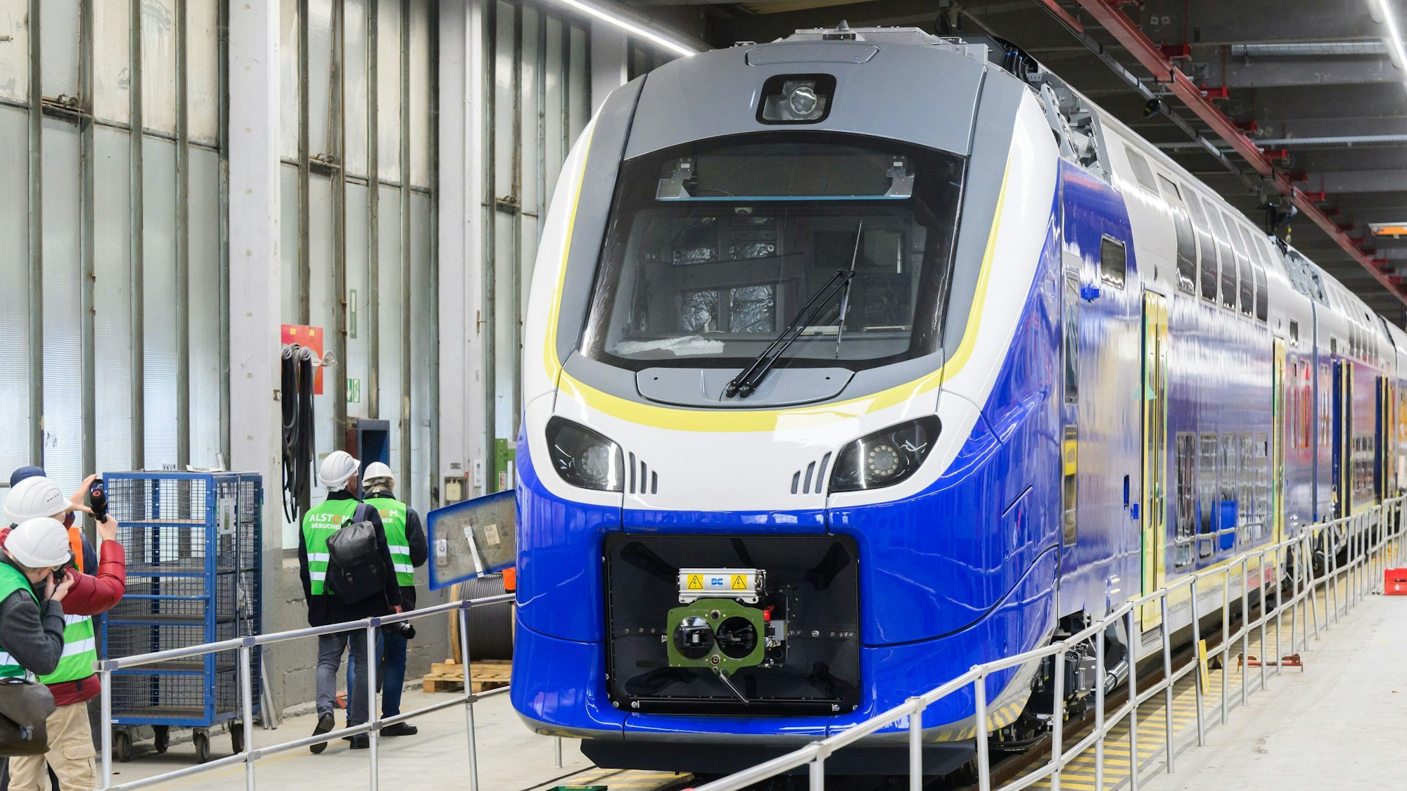 Zu sehen ist ein Zug in einer Produktionshalle des Zugherstellers Alstom. (Symbolfoto)