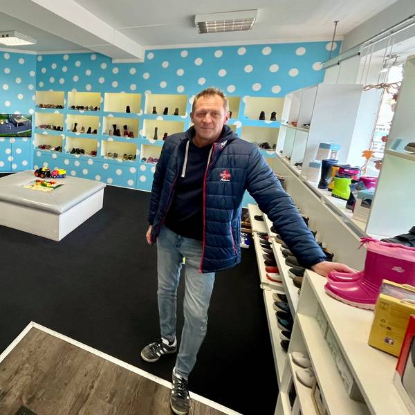 Mann in Schuhgeschäft