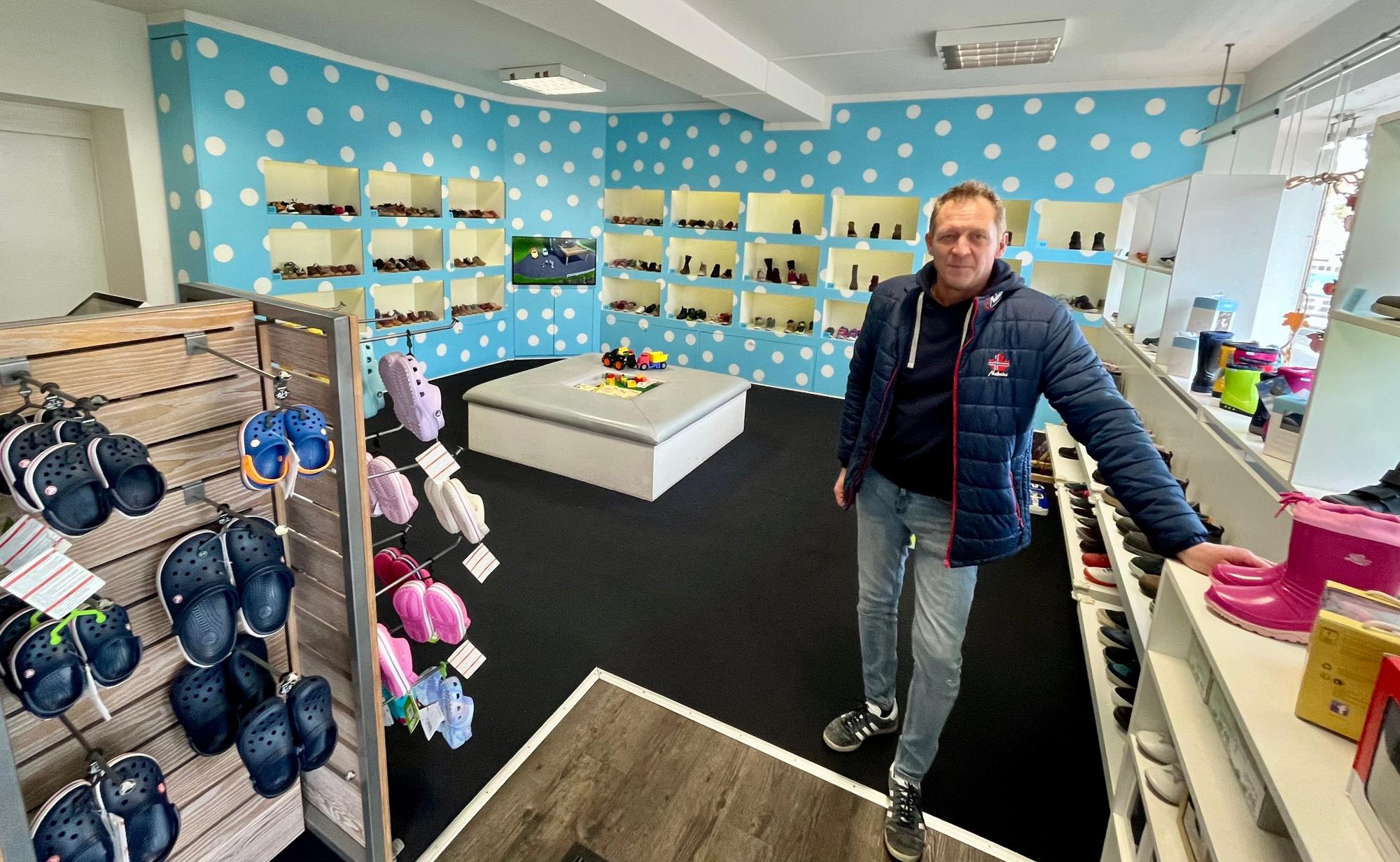 Mann in Schuhgeschäft