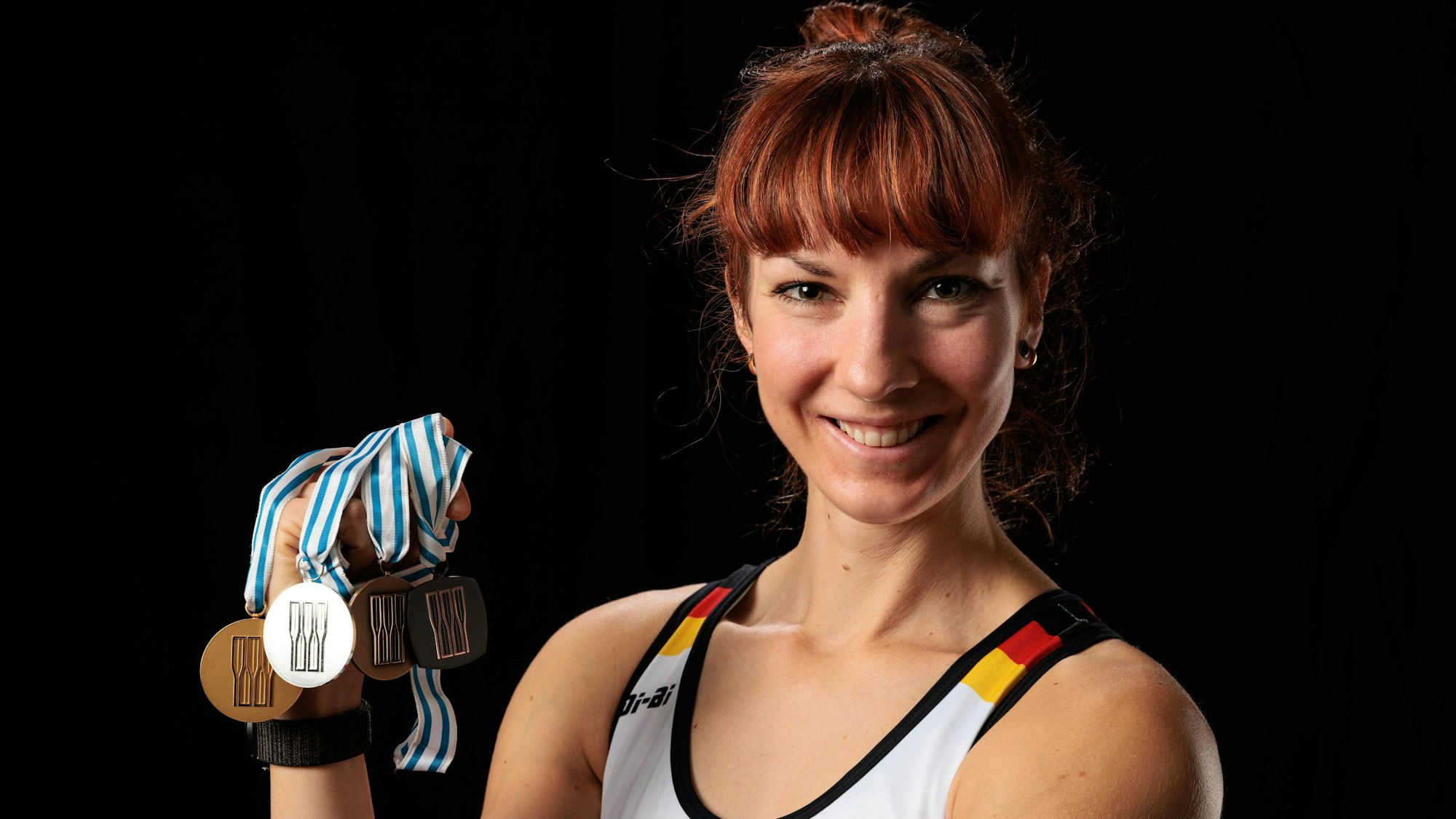 Die Kölner Ärztin und Ruderin Kathrin Marchand mit den WM-Medaillen ihrer olympischen und paralympischen Karriere.
