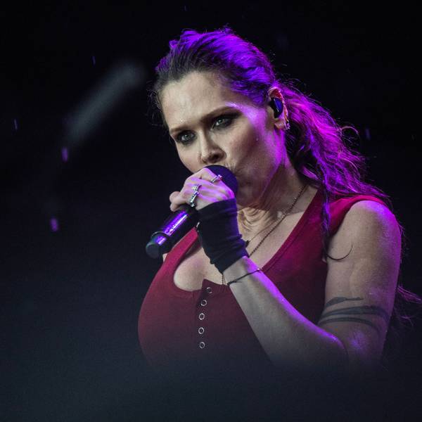 Beth Hart singt auf der Bühne ins Mikrophon