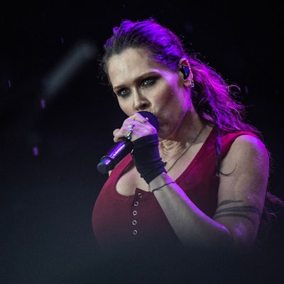 Beth Hart singt auf der Bühne ins Mikrophon