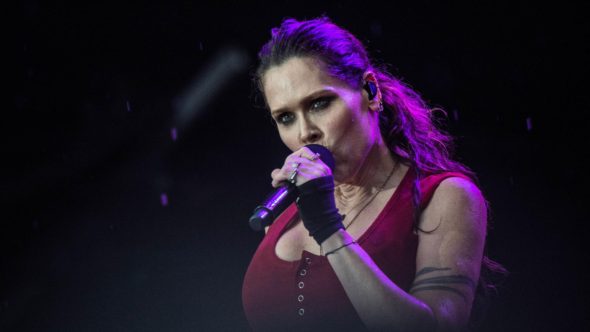 Beth Hart singt auf der Bühne ins Mikrophon