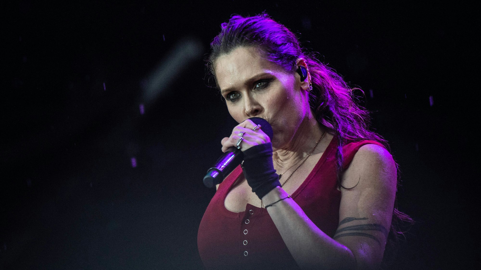 Beth Hart singt auf der Bühne ins Mikrophon