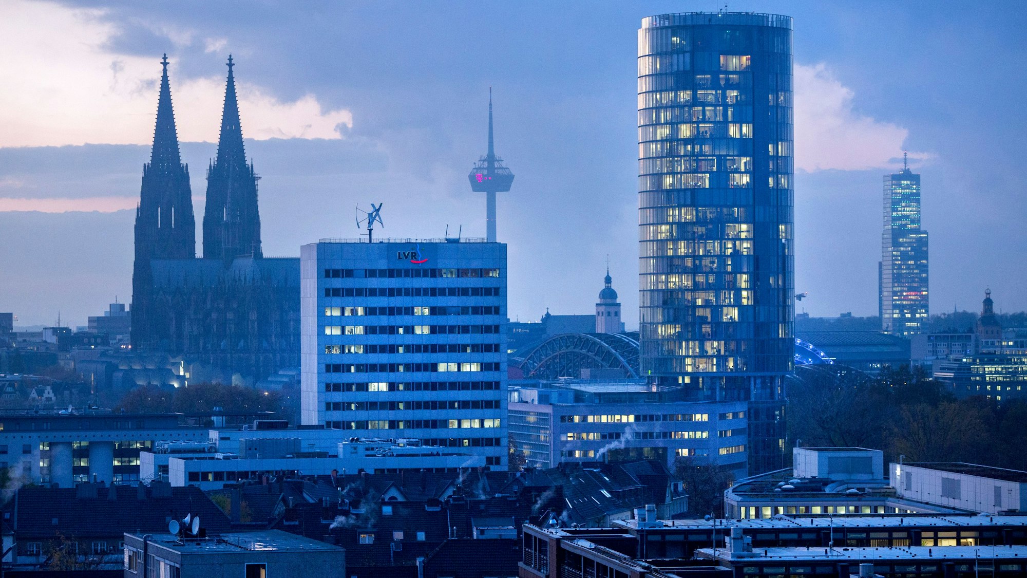 Blick auf die Kölner Skyline mit Dom und LVR-Turm vom Dach der Lanxessarena aus gesehen.