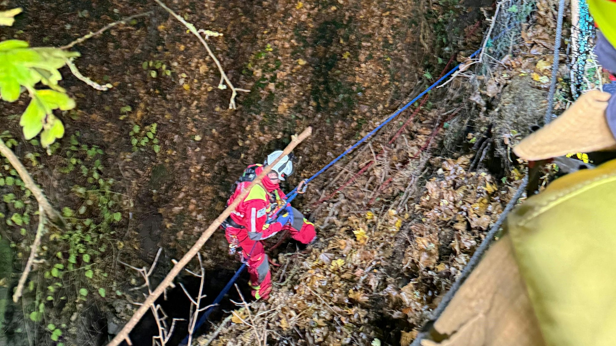 Einsatzkräfte bei einem Rettungseinsatz in Mendig, nachdem drei junge Menschen in einen mehrere Meter tiefen Schacht gestürzt waren.