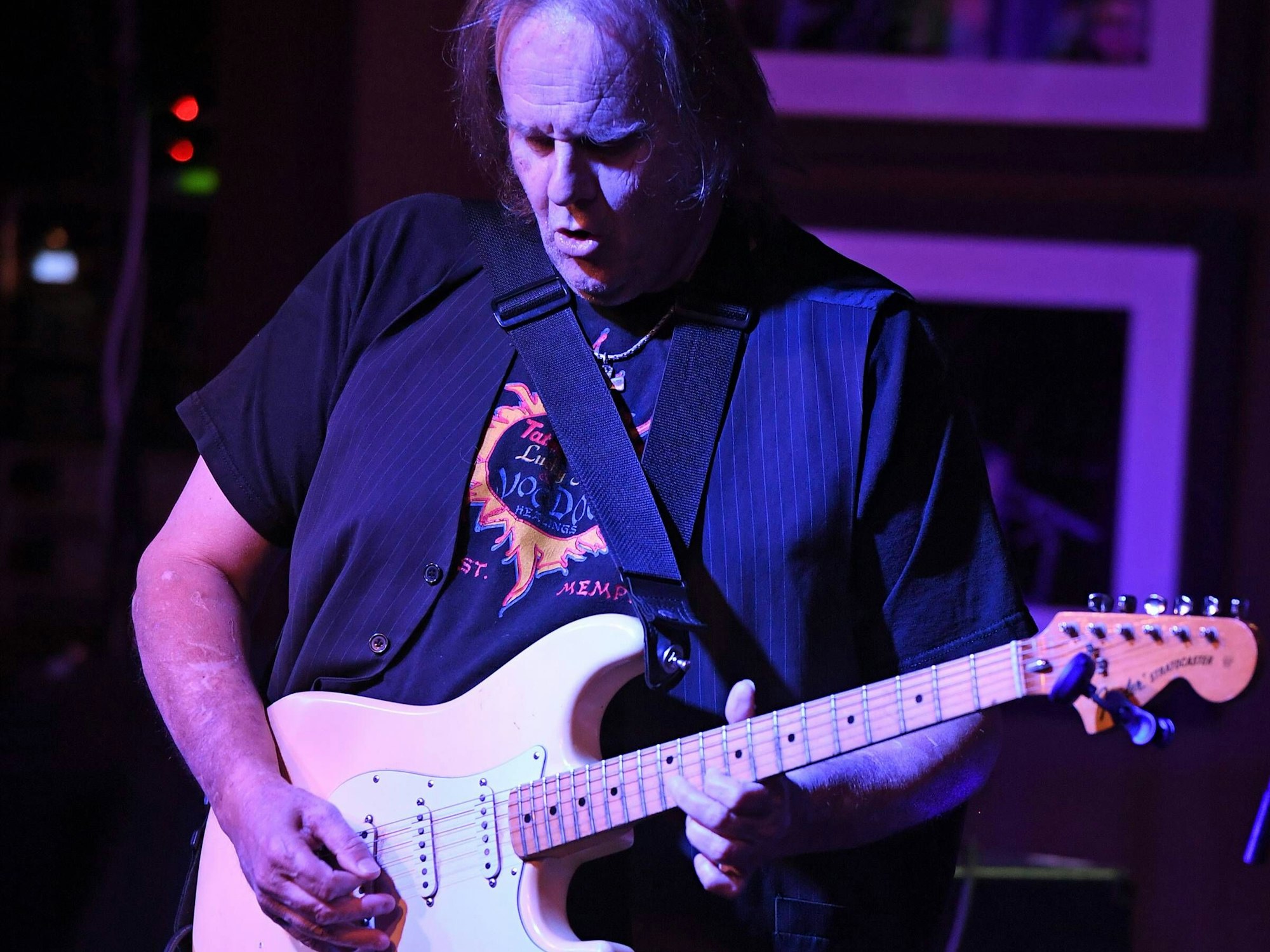 Walter Trout spielt Gitarre