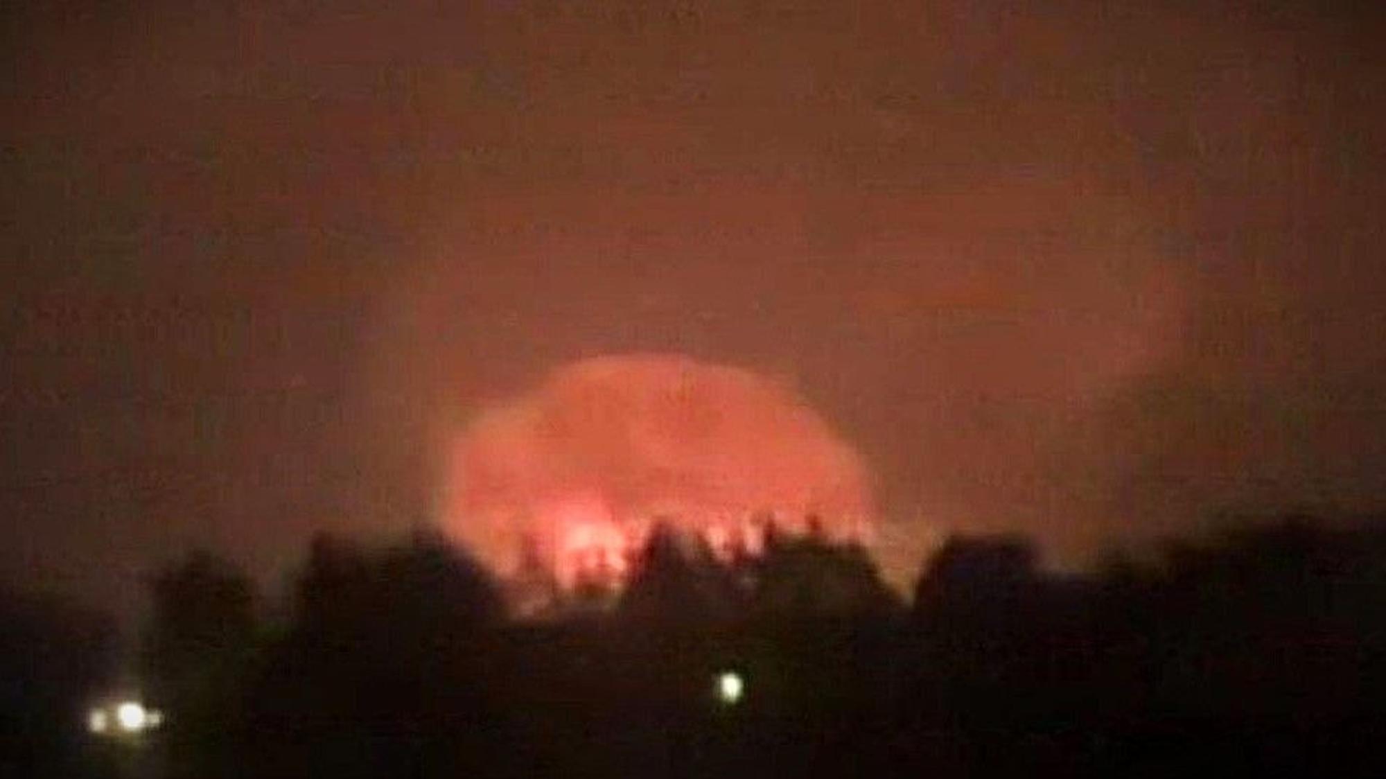 Ein Screenshot zeigt angeblich eine Explosion in einem Munitionsdepot in Brjansk. Berichten zufolge, soll die Ukraine erstmals US-Raketen gegen ein Ziel in Russland eingesetzt haben.