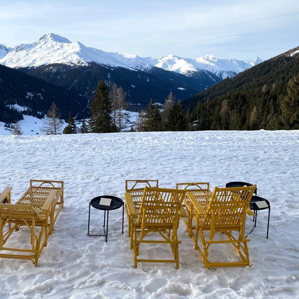 Schweiz, Davos: Uralte Rattenliegen vor Bergpanorama: Nach Auskunft von Direktor Bernardo sind die Bestände des Hotels größtenteils noch die Originale, die die Sanatoriumsgäste früher für die Liegekur benutzten.