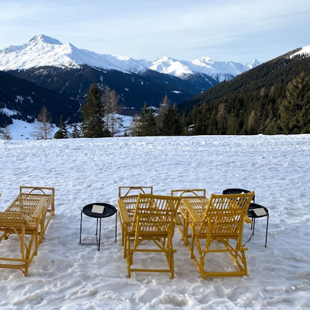 Schweiz, Davos: Uralte Rattenliegen vor Bergpanorama: Nach Auskunft von Direktor Bernardo sind die Bestände des Hotels größtenteils noch die Originale, die die Sanatoriumsgäste früher für die Liegekur benutzten.