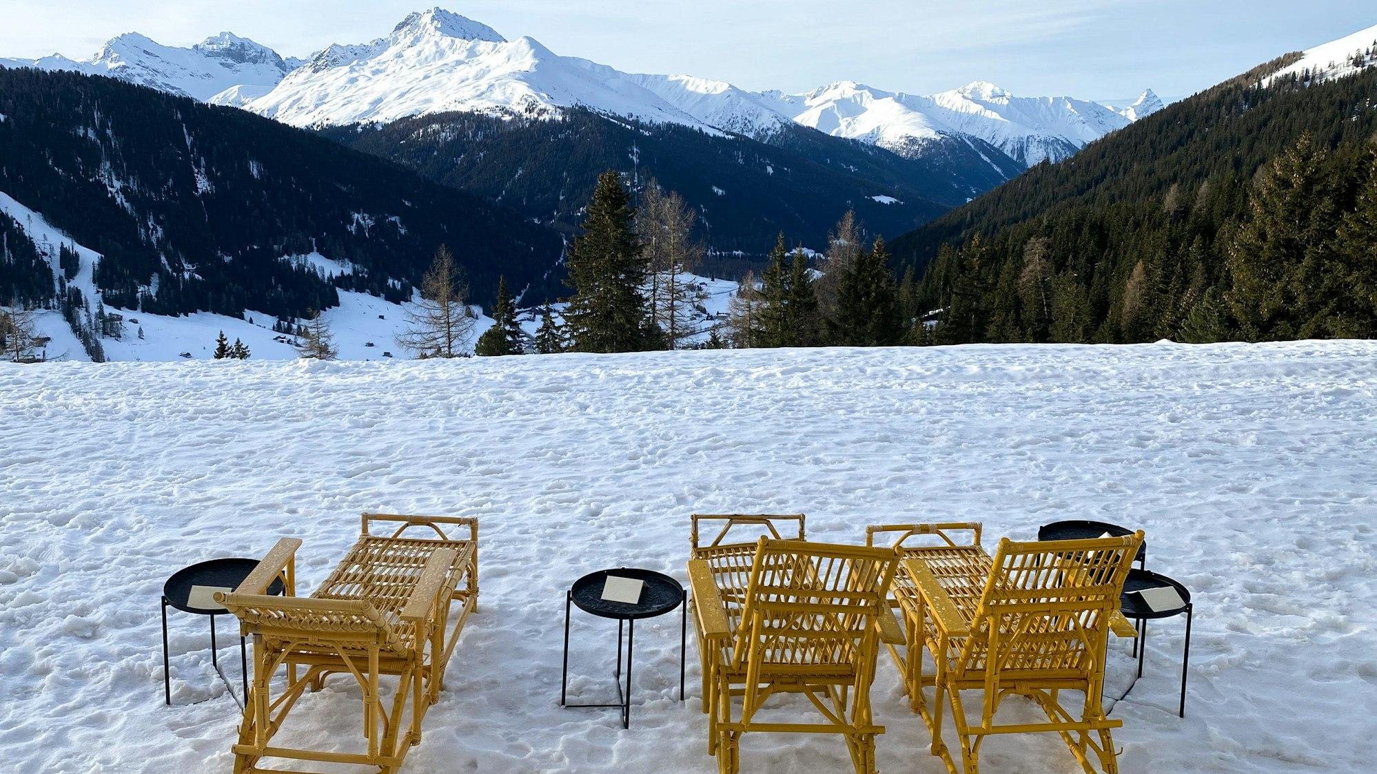 Schweiz, Davos: Uralte Rattenliegen vor Bergpanorama: Nach Auskunft von Direktor Bernardo sind die Bestände des Hotels größtenteils noch die Originale, die die Sanatoriumsgäste früher für die Liegekur benutzten.