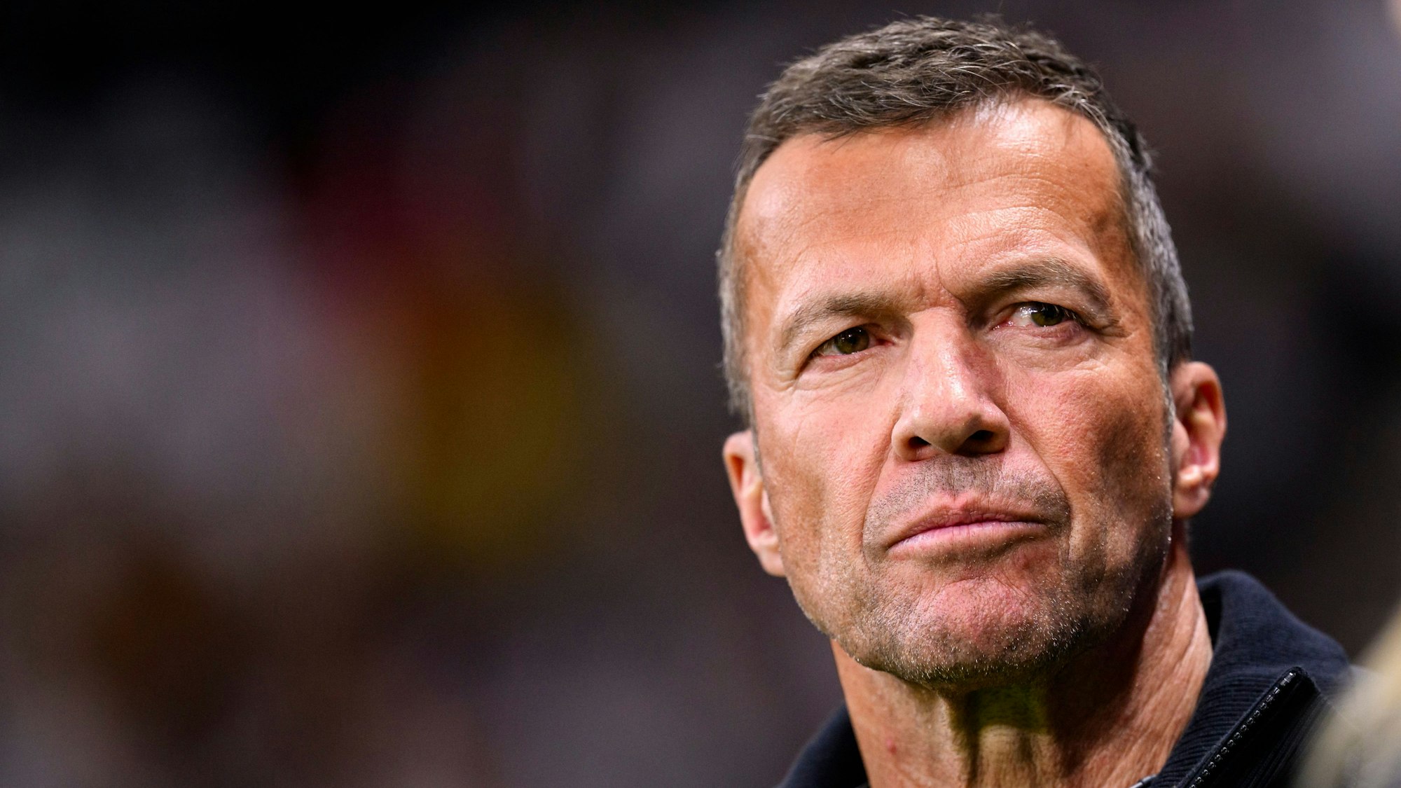 Lothar Matthäus steht vor dem Spiel im Stadion.