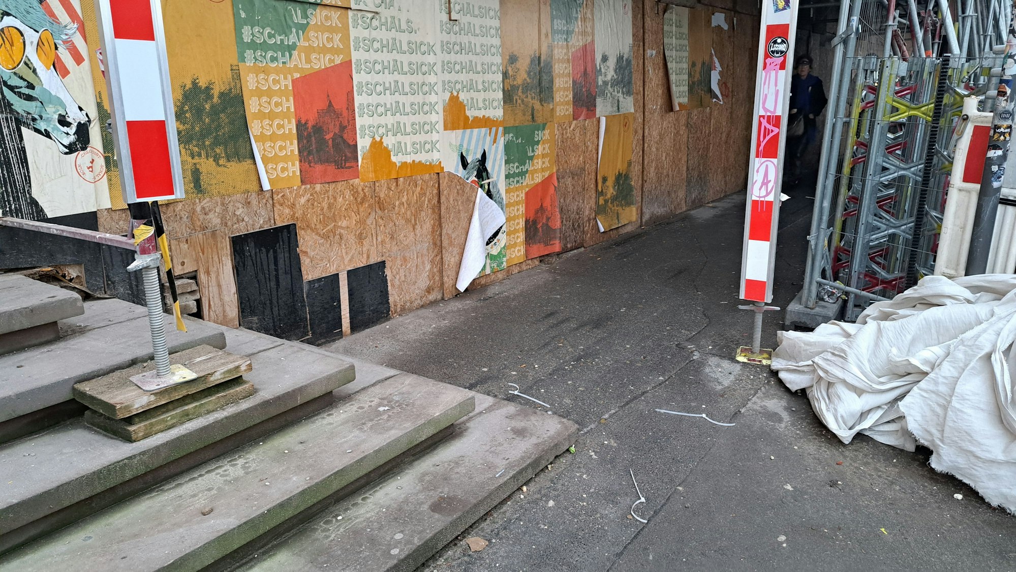 Blick auf Stufen und ein Baugerüst im öffentlichen Straßenraum