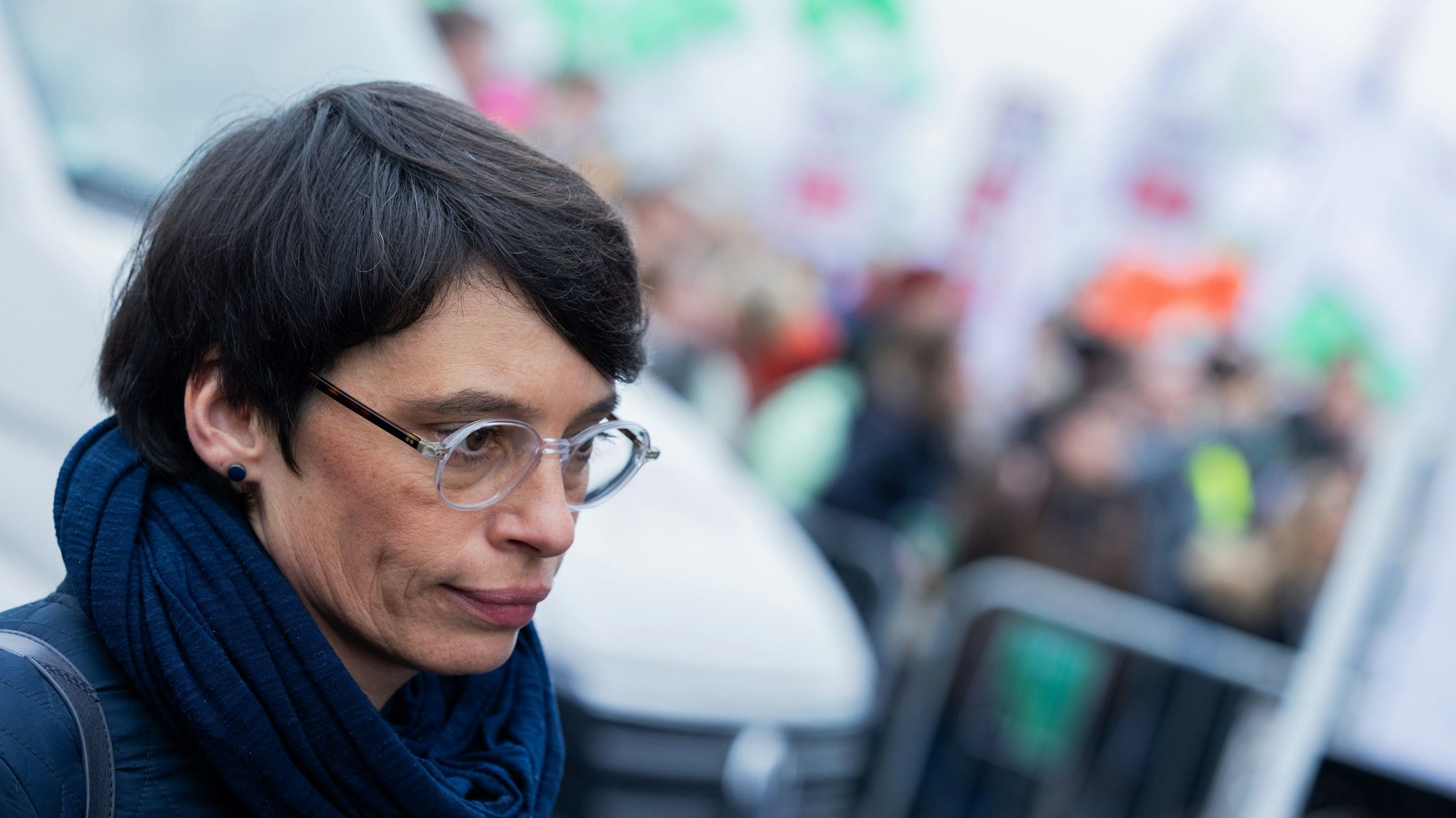 Josefine Paul (Bündnis 90/Die Grünen) ist Ministerin für Kinder, Jugend, Familie, Flucht und Integration in Nordrhein-Westfalen.