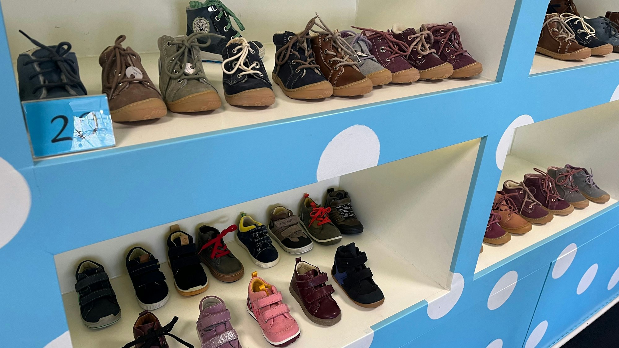 Kinderschuhe im Geschäft