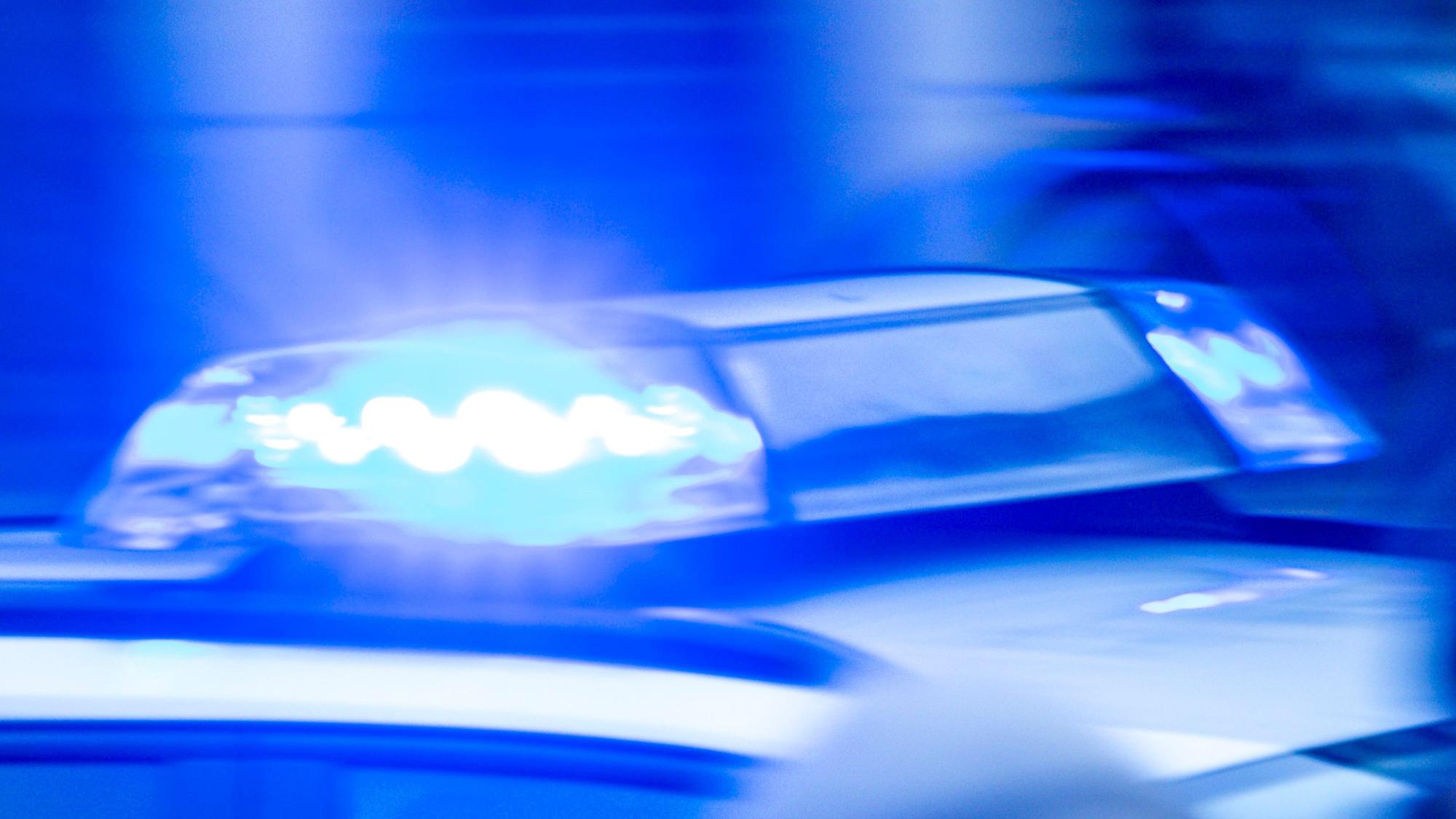 Ein Streifenwagen der Polizei ist mit Blaulicht im Einsatz. (Symbolfoto)