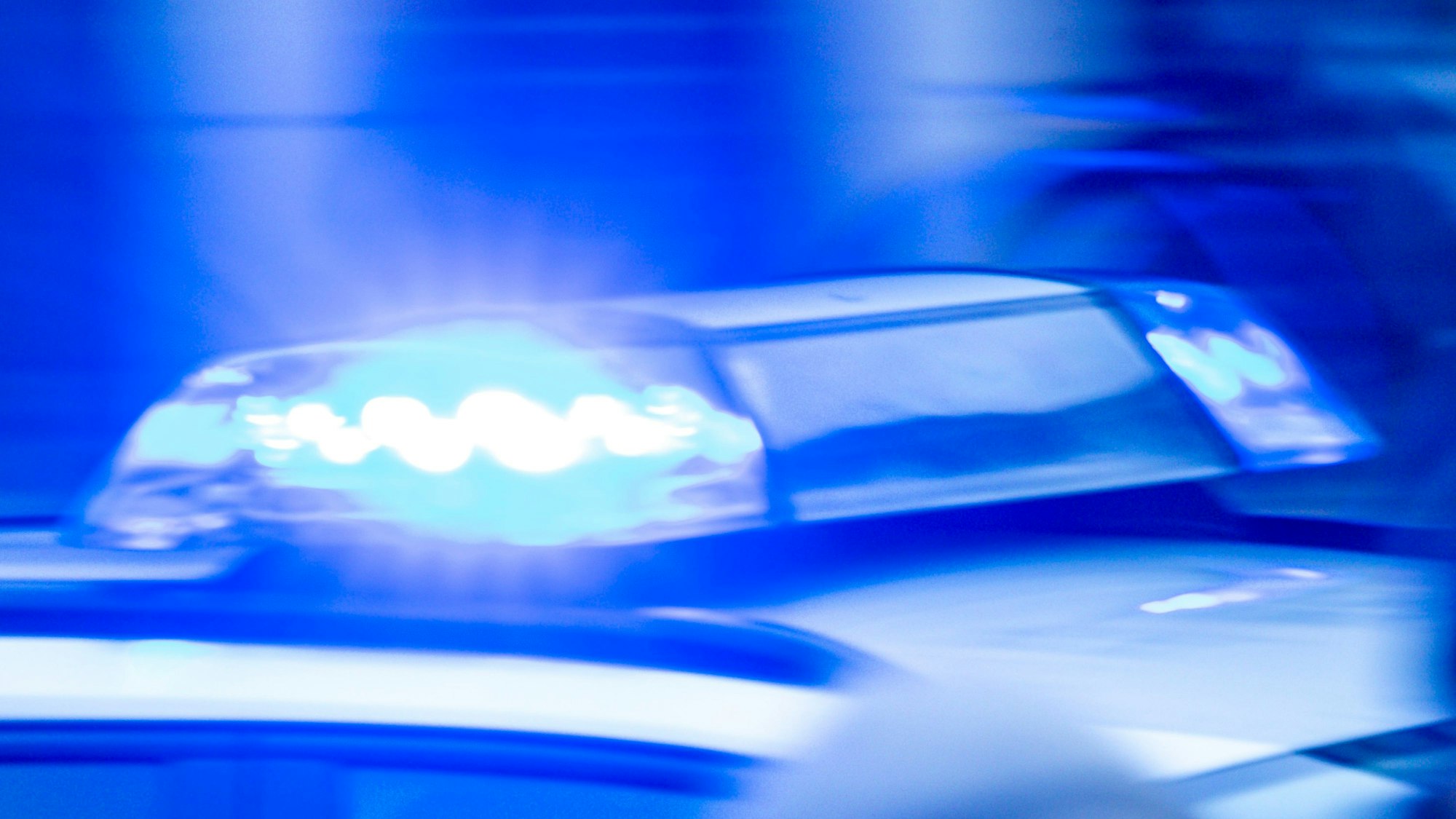 Ein Streifenwagen der Polizei ist mit Blaulicht im Einsatz. (Symbolfoto)