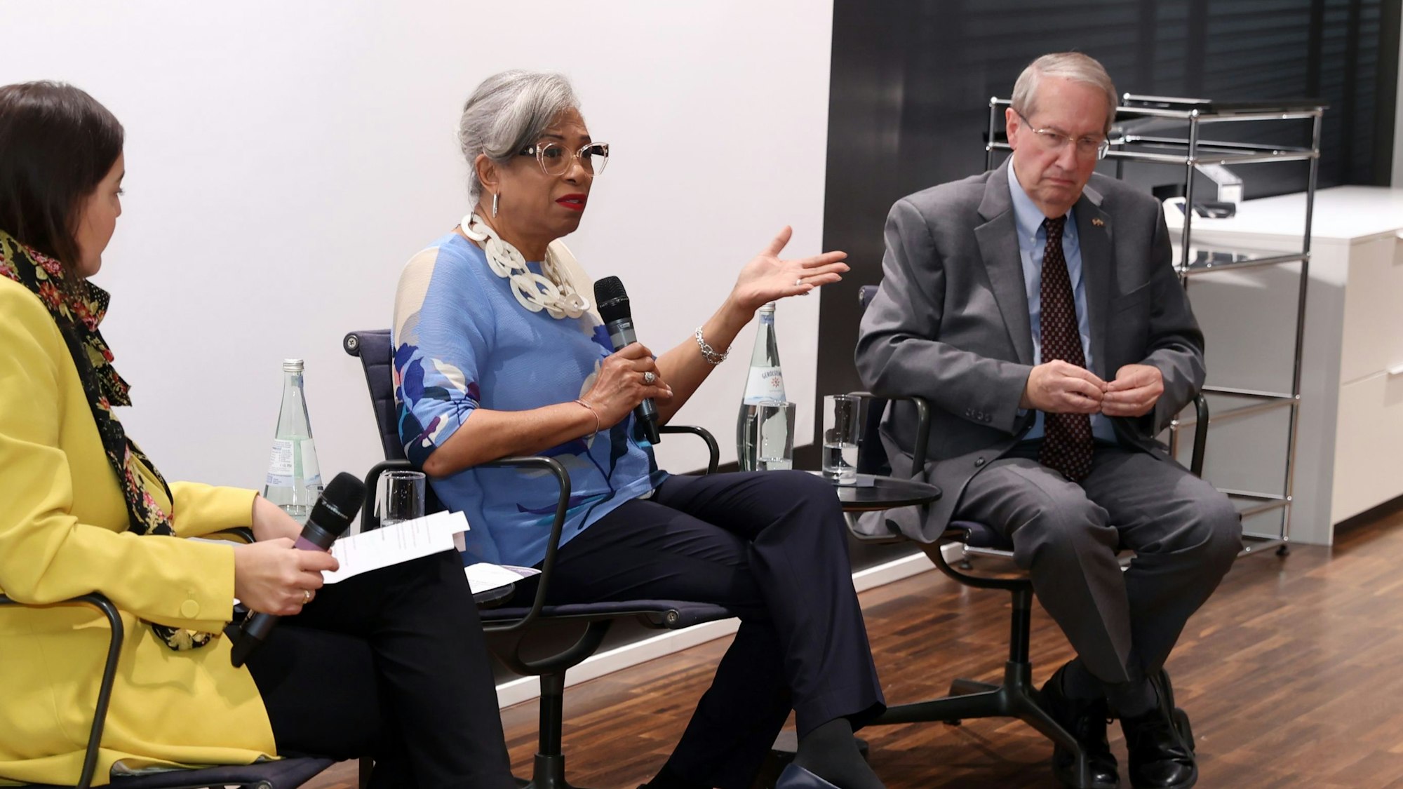 18.11.2024
Köln:
Ehemalige Kongressabgeordnete (Demokratin Brenda Lawrence und Republikaner Bob Goodlatte) aus den USA diskutieren unter Moderation von Cosima Gill über die US-Wahl und transatlantische Beziehungen.
Foto: Martina Goyert