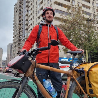 Radfahrer Ingwer Perowanowitsch steht mit seinem Fahrrad in Baku.