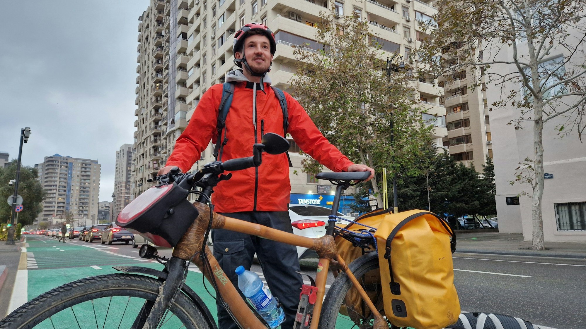 Radfahrer Ingwer Perowanowitsch steht mit seinem Fahrrad in Baku.