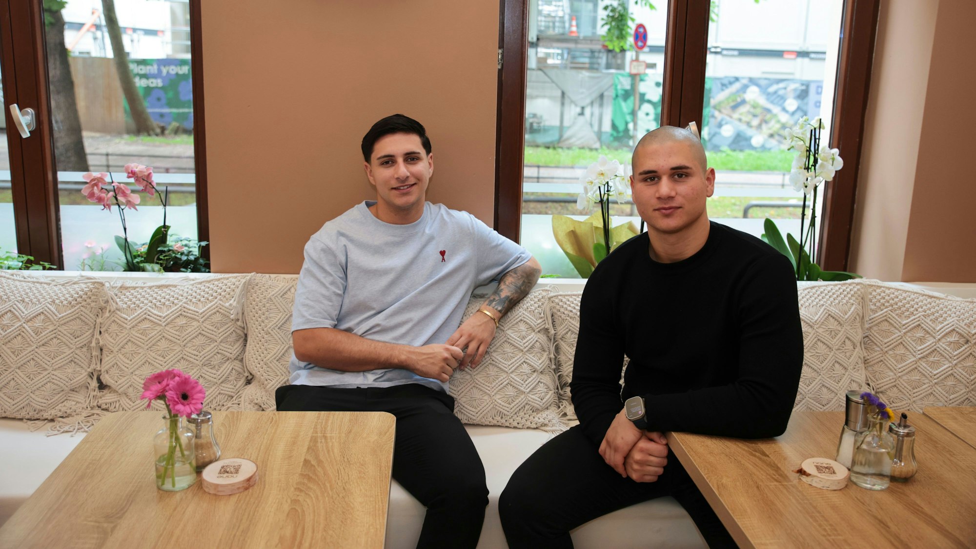 Die Brüder Batuhan Koc (l.) und Berkcan Koc im Café „Nane“ am Hildeboldplatz.