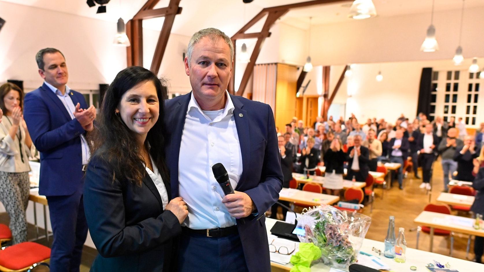 Carsten Brodesser mit seiner Frau Mona nach der Bekanntgabe des Ergebnisses für ihn.