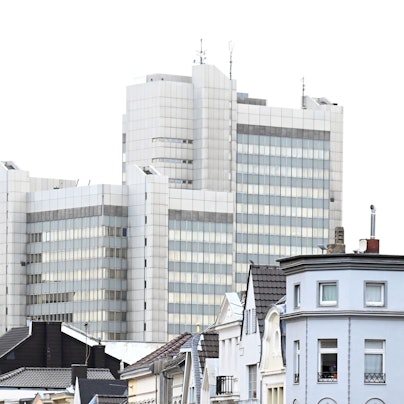 Das Stadthaus mit seinen hohen Türmen überragt die Altstadt.