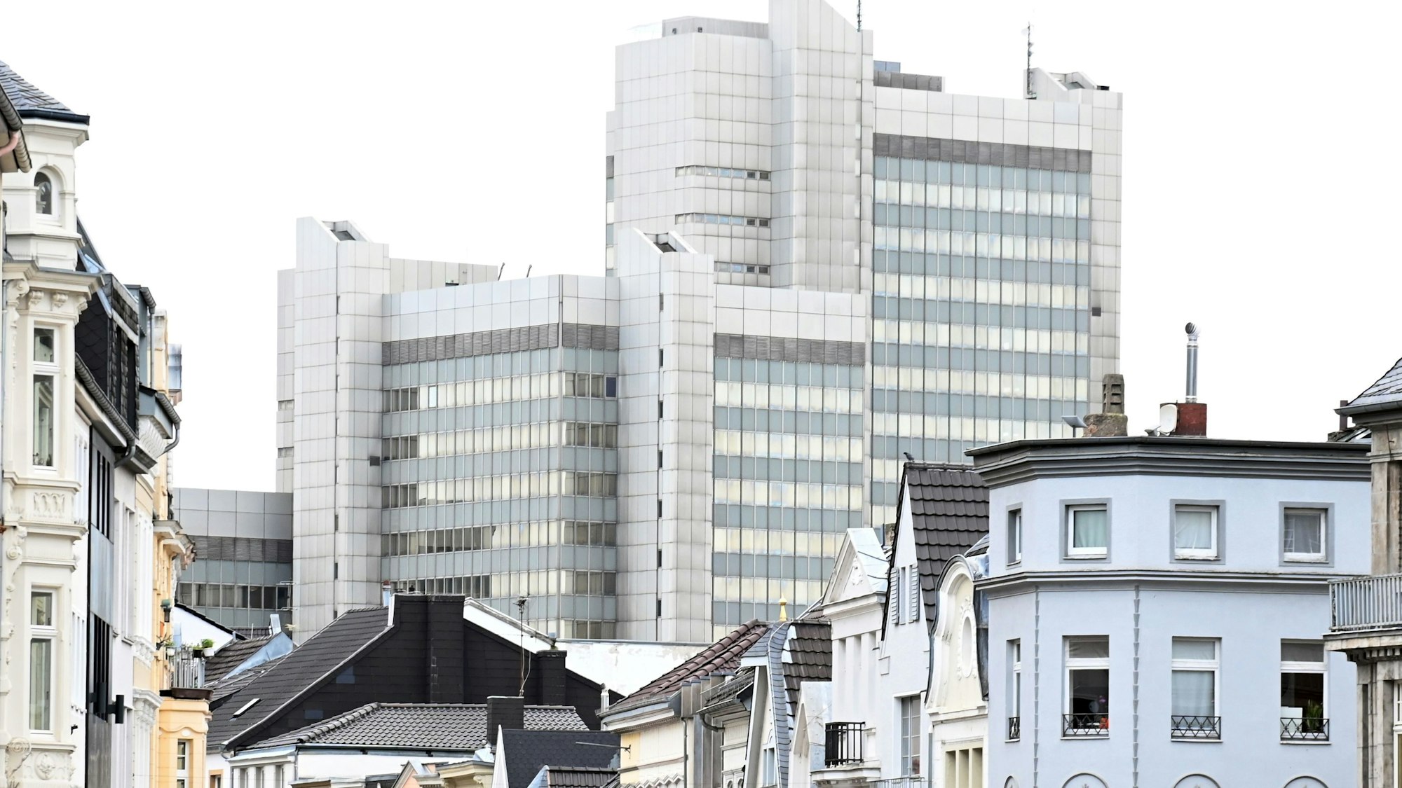 Das Stadthaus mit seinen hohen Türmen überragt die Altstadt.