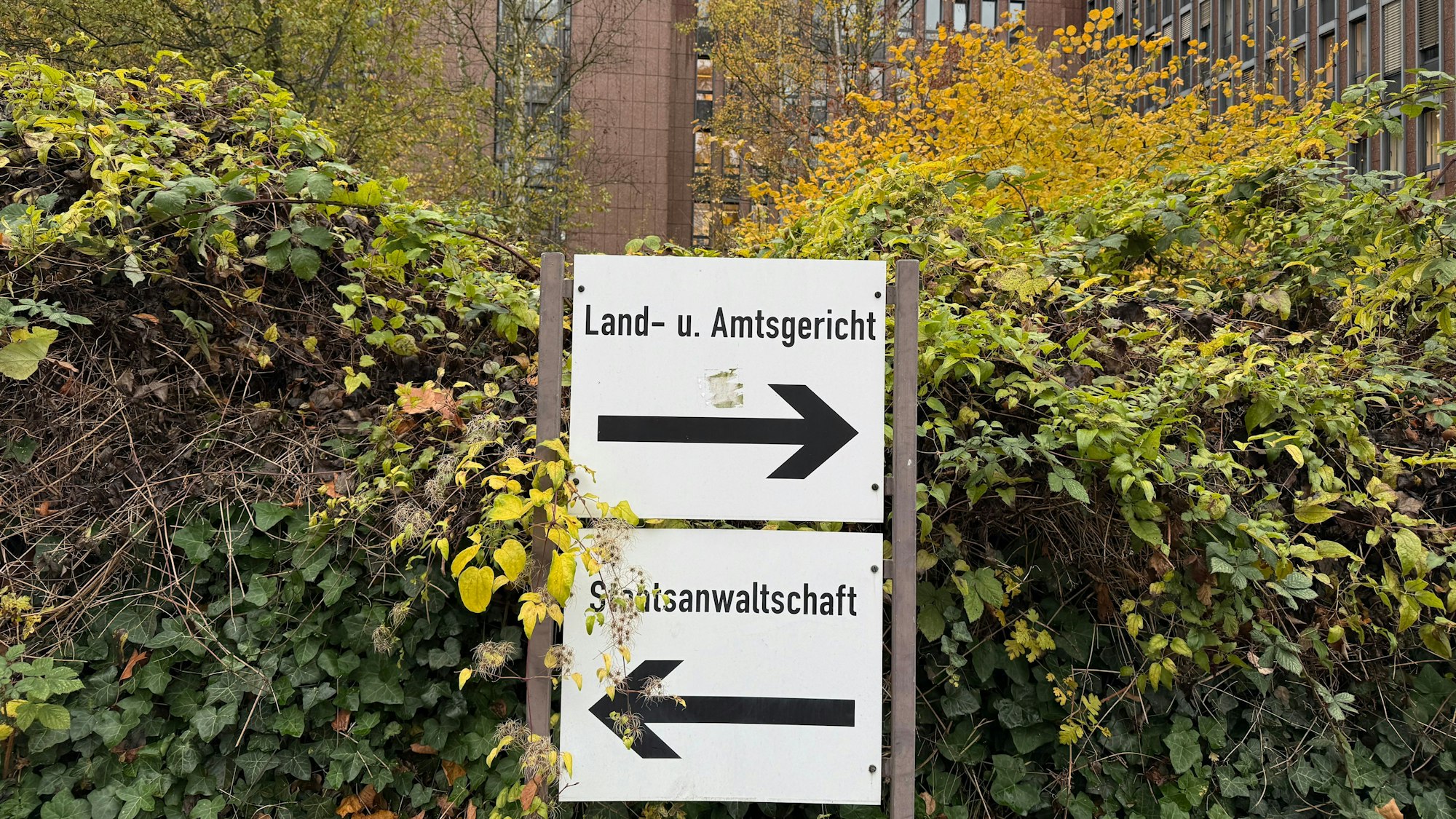 Schild am Kölner Land- und Amtsgericht.