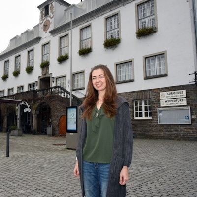 Jennifer Kolonko steht vor dem Wipperfürther Rathaus.