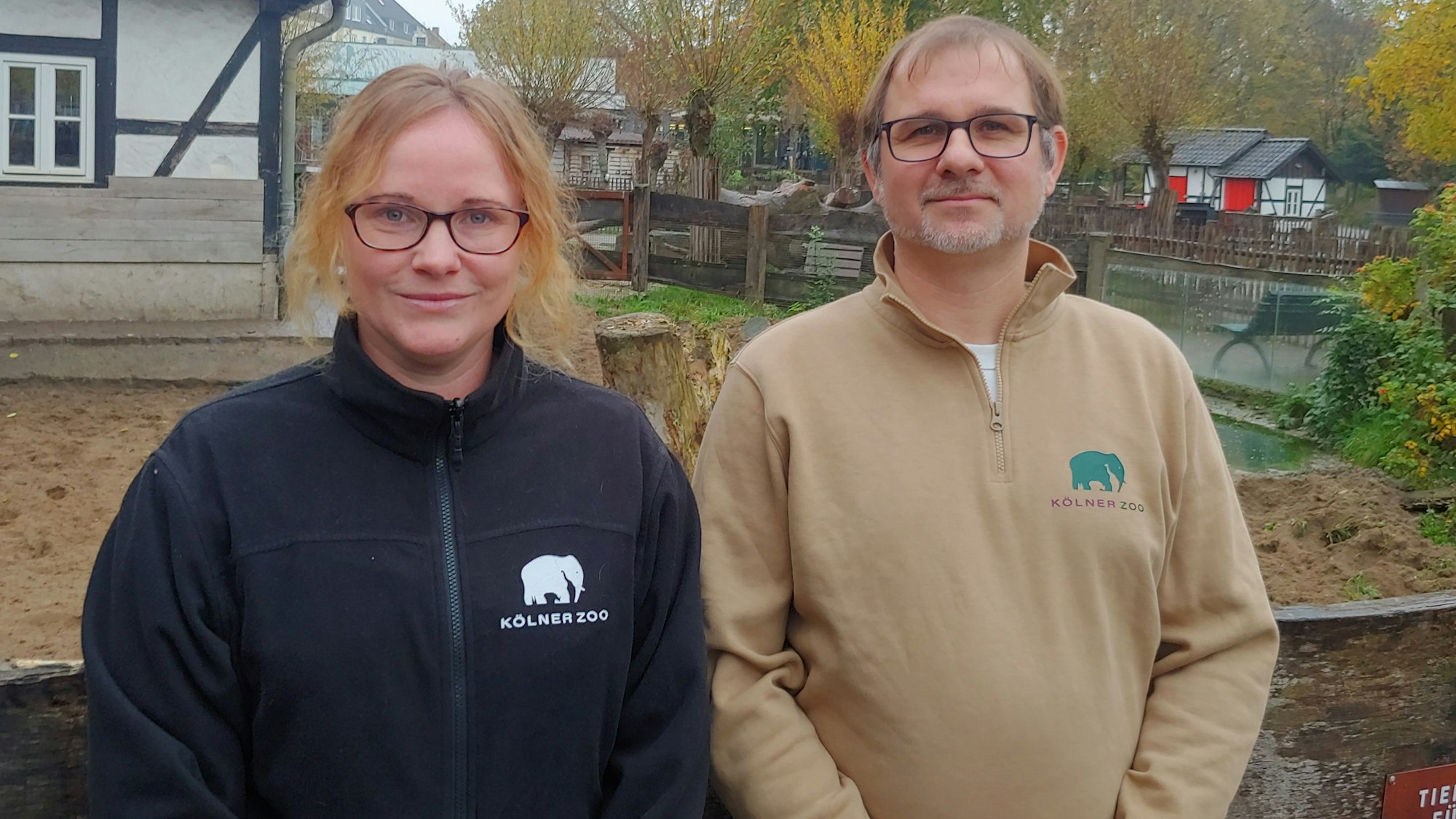 Zu sehen sind der Artenschutzkoordinator im Kölner Zoo, Matthias Markolf, und die Kuratorin Johanna Rohde-White.