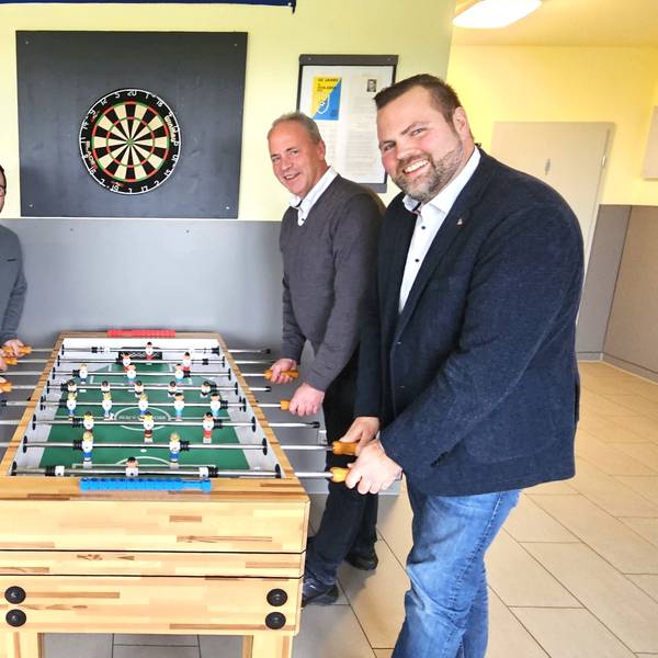 Michael Kehren, Bert Spilles, Brian Linden und Hermann-Josef Esser stehen an einem Fußballkicker.