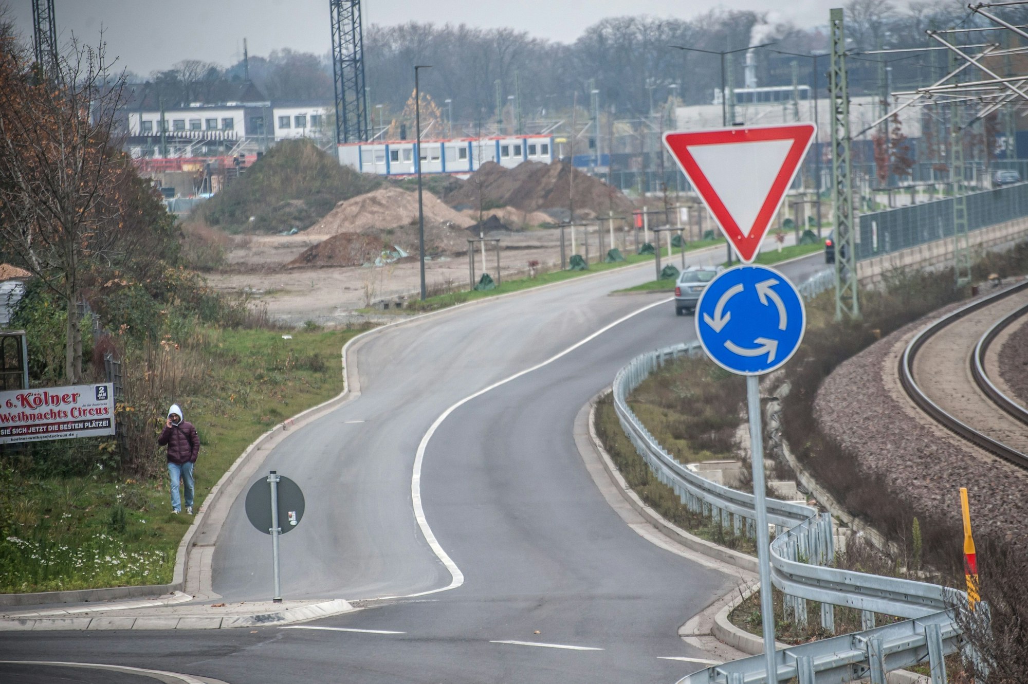 Nicht vorhandener Fußweg am südlichen Abschnitt der neuen Bahnallee Europaallee.  Foto: Ralf Krieger
