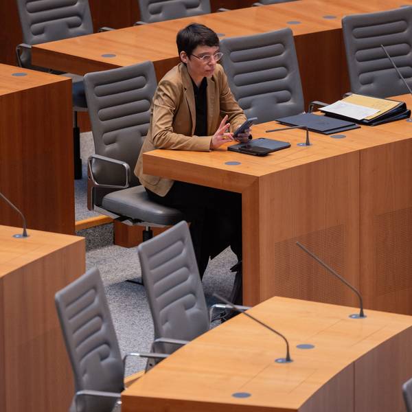 Josefine Paul (Bündnis 90/Die Grünen), Ministerin für Kinder, Jugend, Familie, Flucht und Integration in Nordrhein-Westfalen, sitzt im Plenum des Landtags.