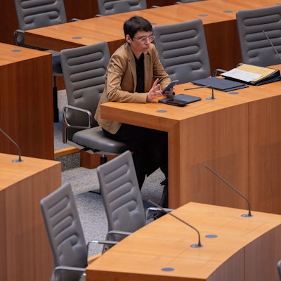 Josefine Paul (Bündnis 90/Die Grünen), Ministerin für Kinder, Jugend, Familie, Flucht und Integration in Nordrhein-Westfalen, sitzt im Plenum des Landtags.