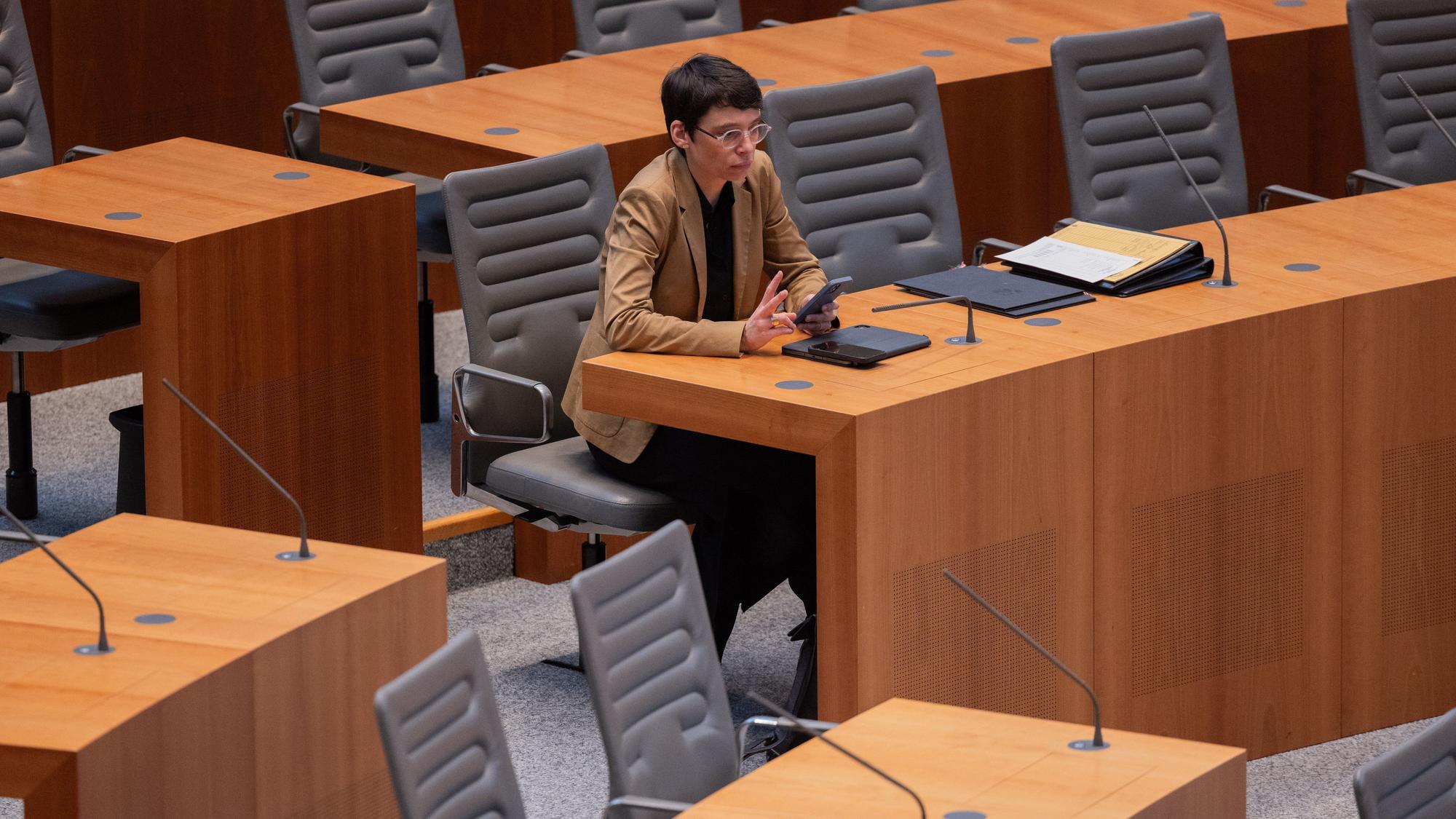Josefine Paul (Bündnis 90/Die Grünen), Ministerin für Kinder, Jugend, Familie, Flucht und Integration in Nordrhein-Westfalen, sitzt im Plenum des Landtags.