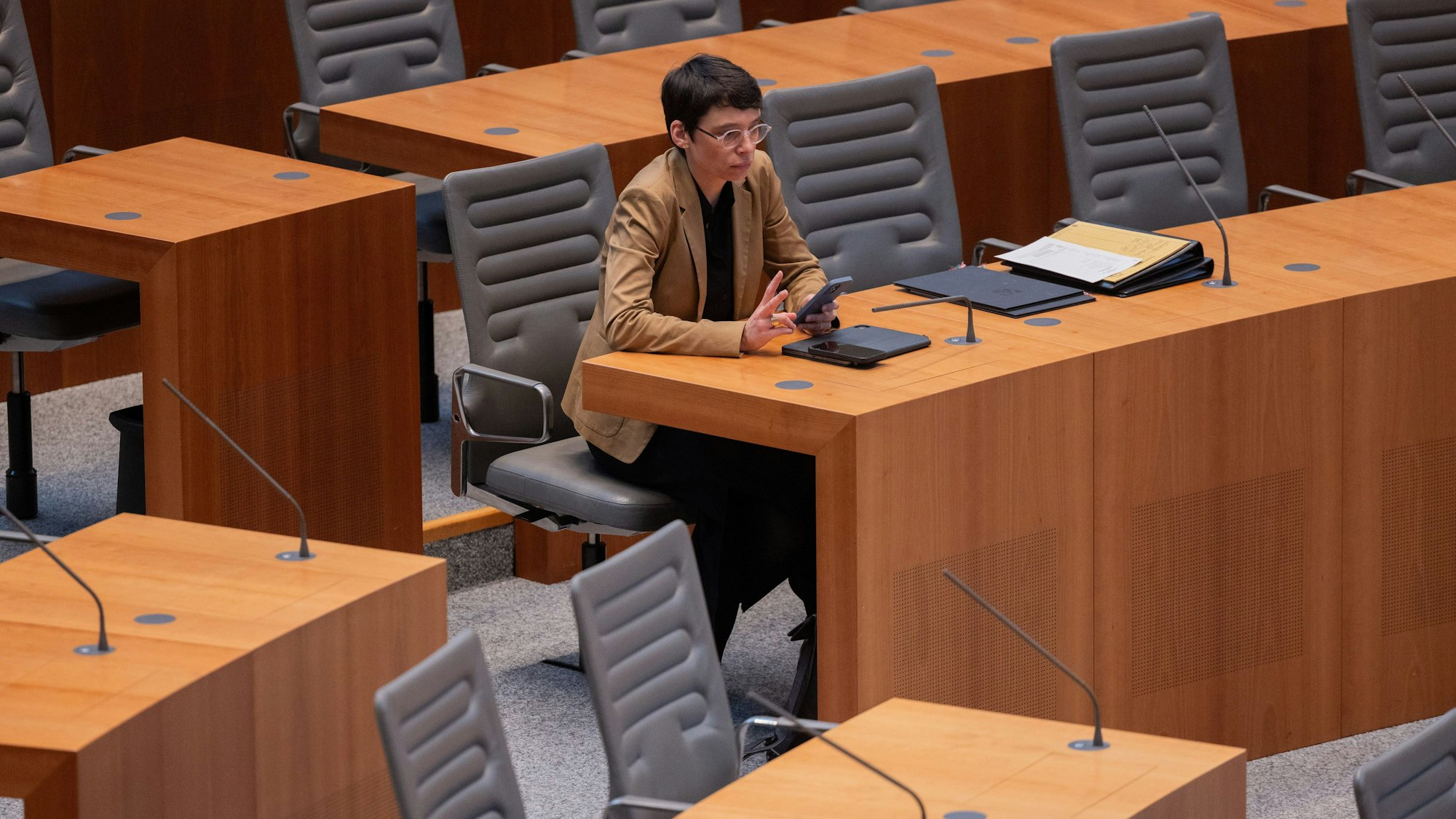 Josefine Paul (Bündnis 90/Die Grünen), Ministerin für Kinder, Jugend, Familie, Flucht und Integration in Nordrhein-Westfalen, sitzt im Plenum des Landtags.
