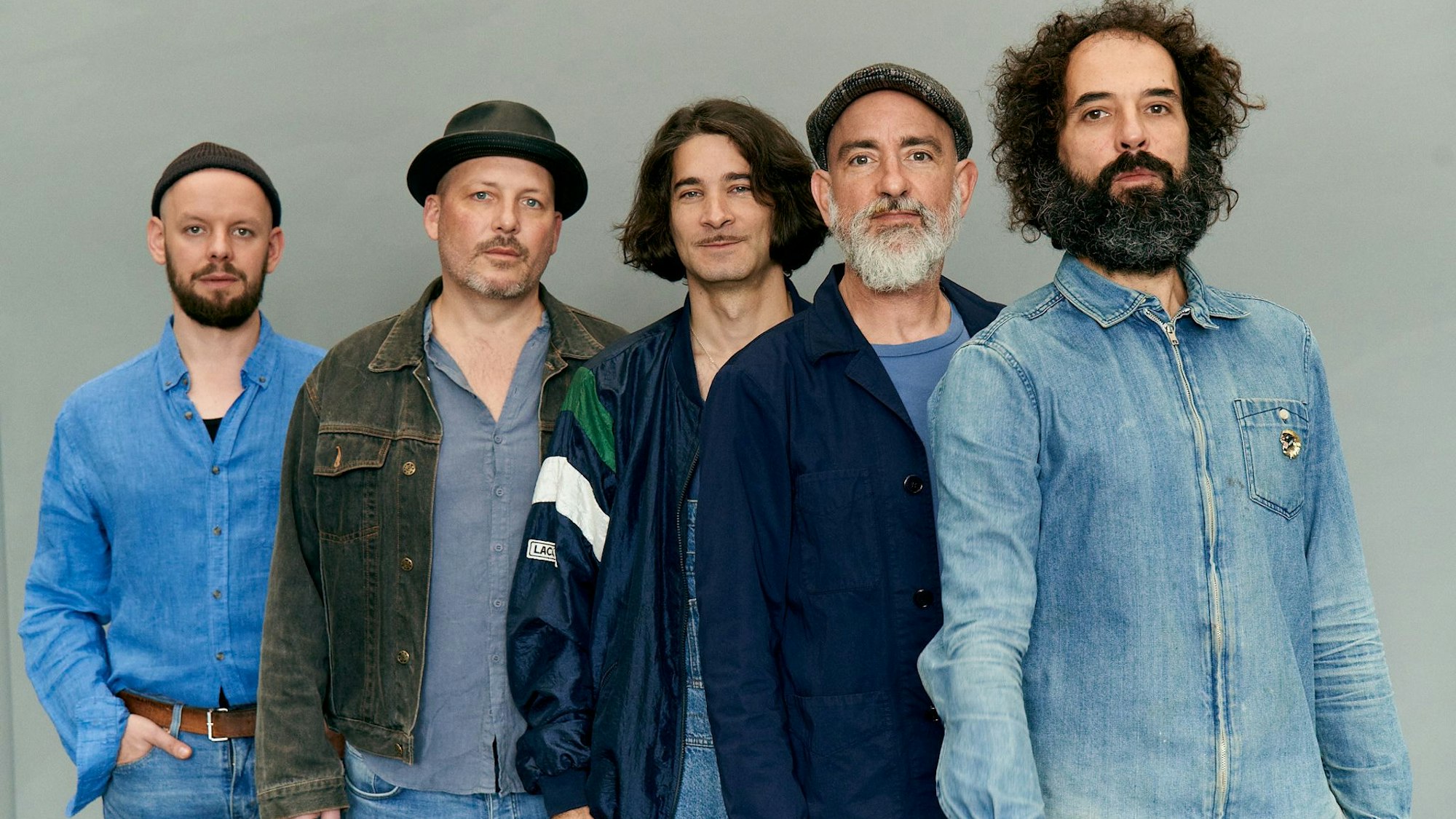 Die multikulturelle Band Chanson Trottoir aus der Südstadt will mit ihrem neuen Album mehr zur Bühnenband werden. Frontsänger Quique Carrica (l.)