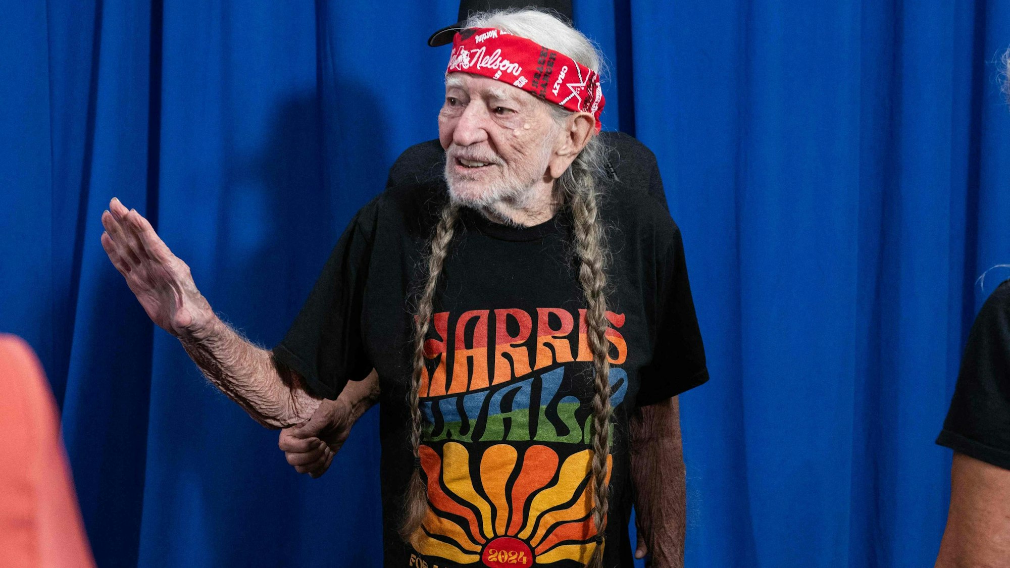 Willie Nelson winkt im Oktober 2024 der US-Vizepräsidentin und demokratischen Präsidentschaftskandidatin Kamala Harris hinter der Bühne zu.